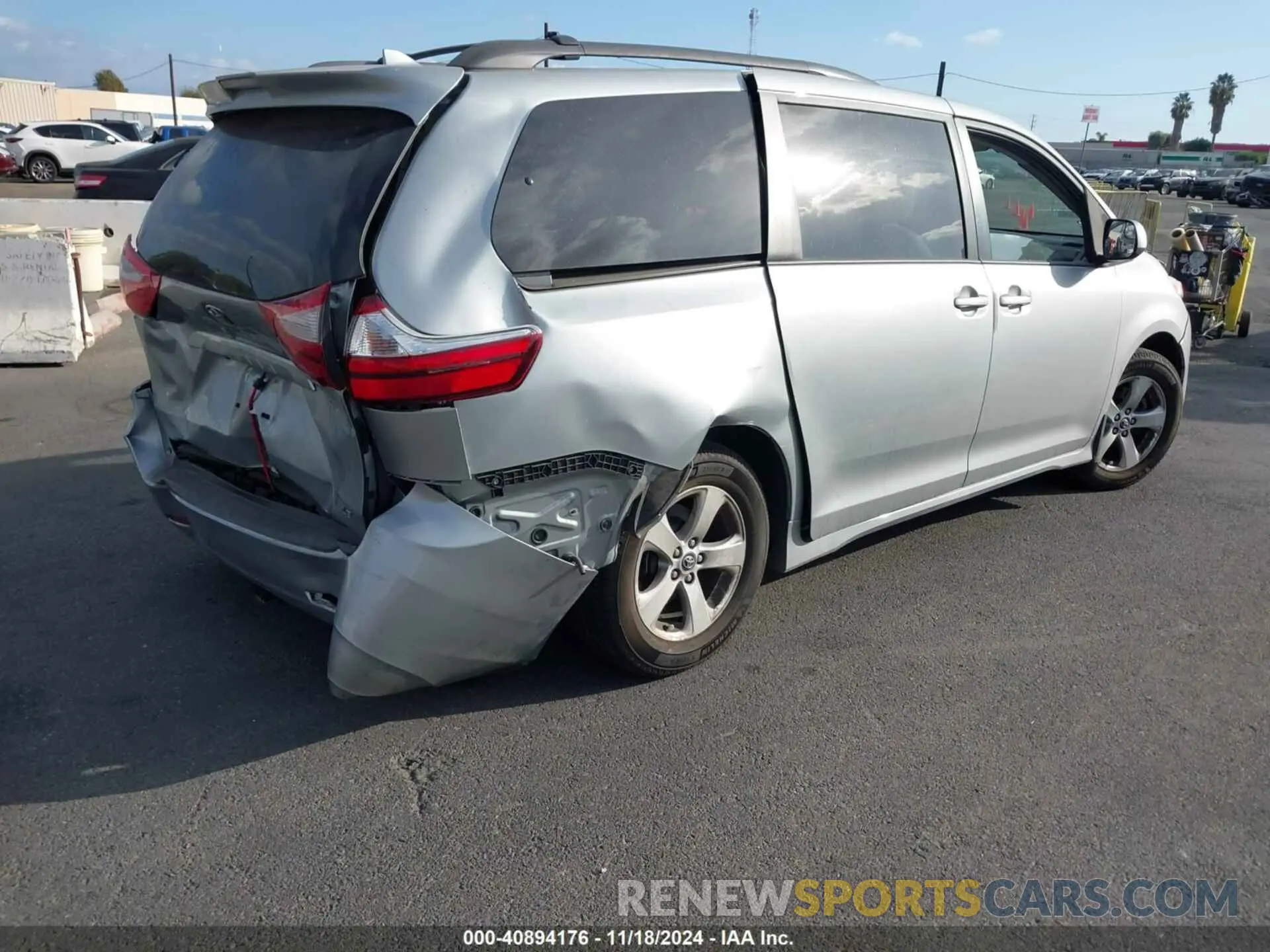 4 Фотография поврежденного автомобиля 5TDKZ3DC3KS014706 TOYOTA SIENNA 2019