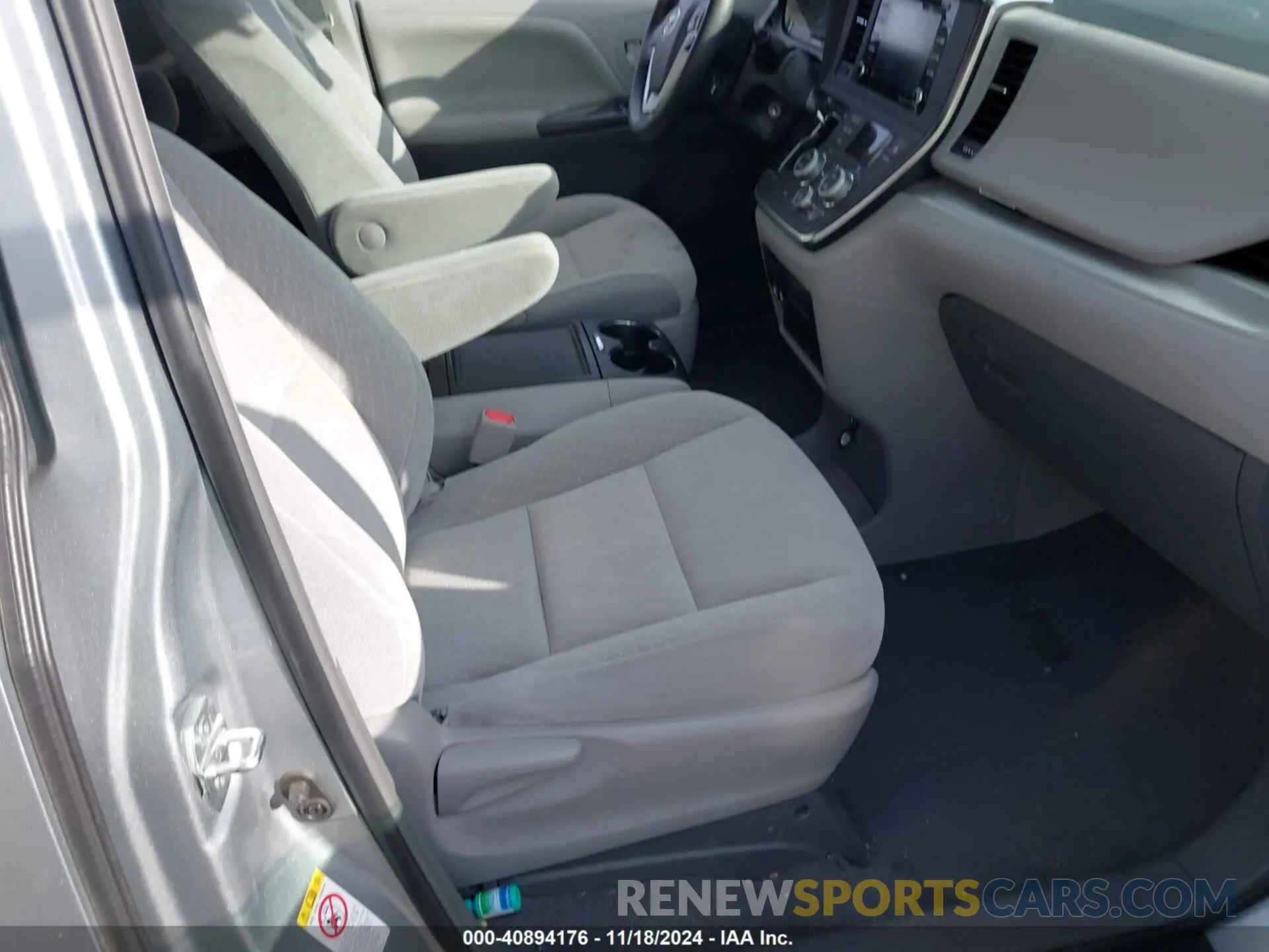 5 Фотография поврежденного автомобиля 5TDKZ3DC3KS014706 TOYOTA SIENNA 2019