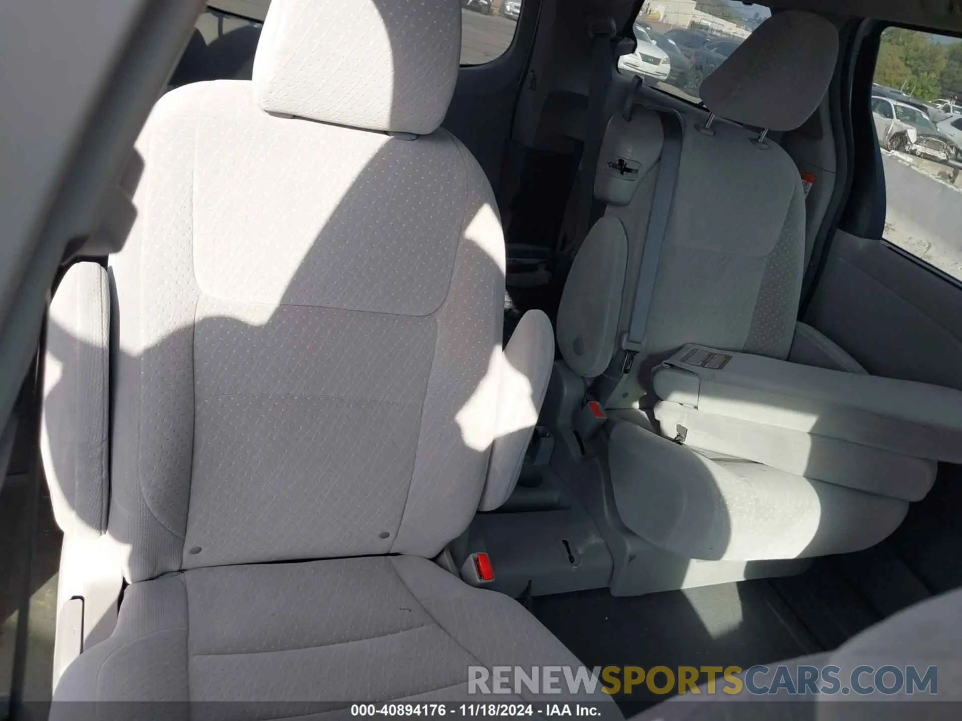 8 Фотография поврежденного автомобиля 5TDKZ3DC3KS014706 TOYOTA SIENNA 2019