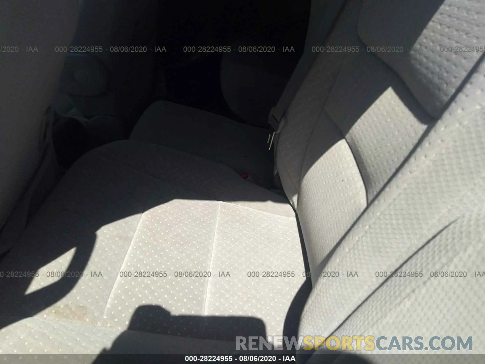 8 Photograph of a damaged car 5TDKZ3DC3KS981381 TOYOTA SIENNA 2019