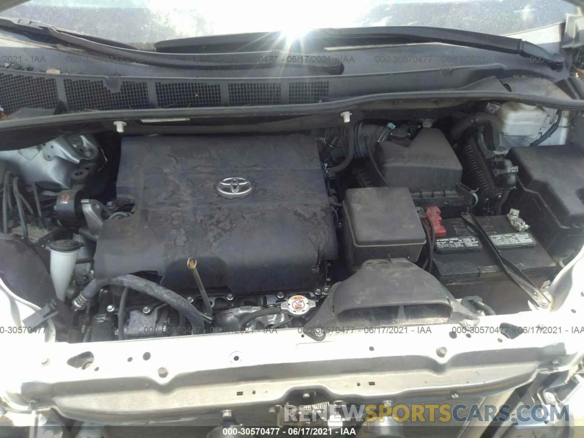 10 Photograph of a damaged car 5TDKZ3DC6KS019401 TOYOTA SIENNA 2019