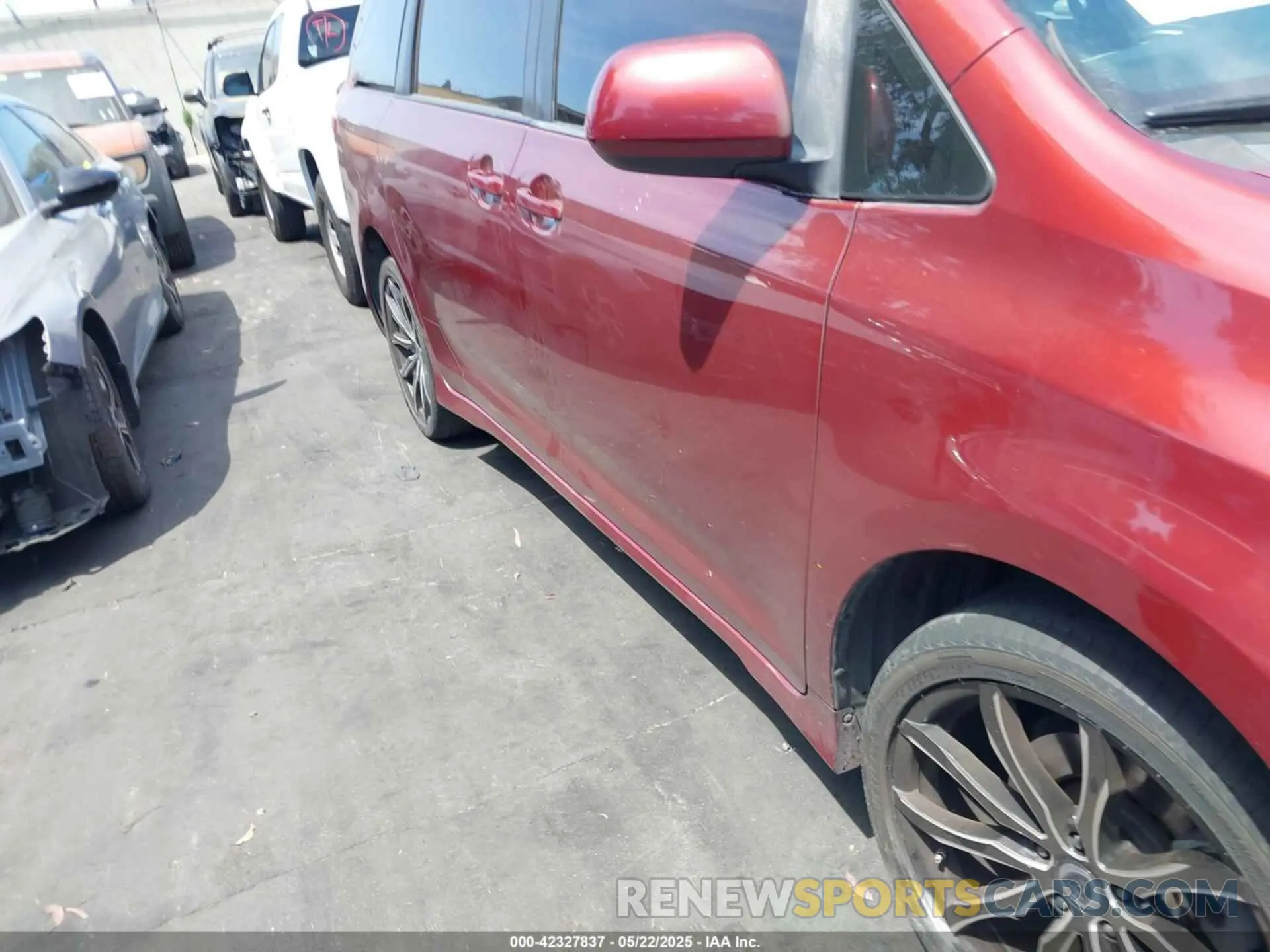 13 Photograph of a damaged car 5TDKZ3DC6KS966678 TOYOTA SIENNA 2019