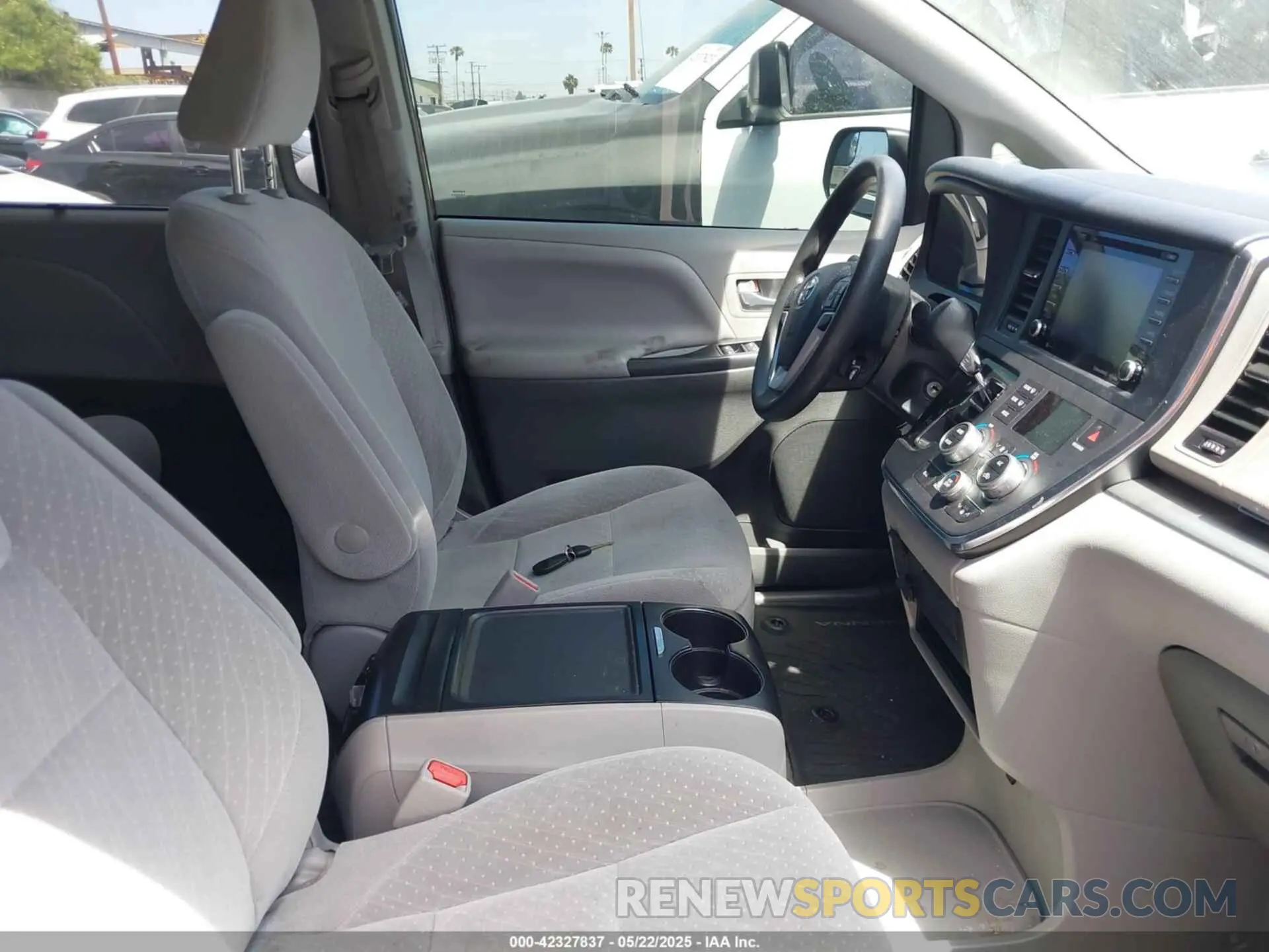 5 Photograph of a damaged car 5TDKZ3DC6KS966678 TOYOTA SIENNA 2019