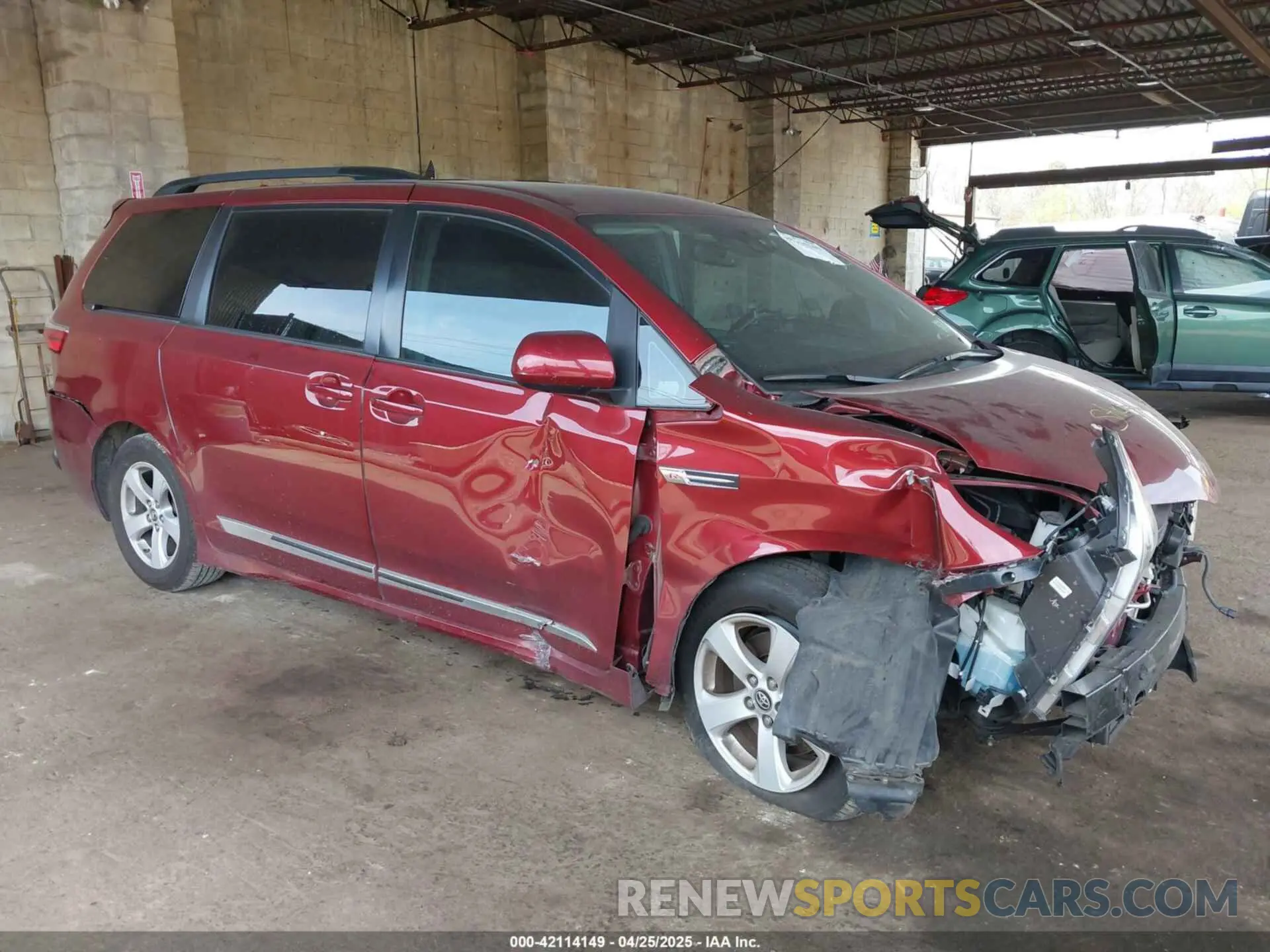 1 Фотография поврежденного автомобиля 5TDKZ3DC8KS988357 TOYOTA SIENNA 2019