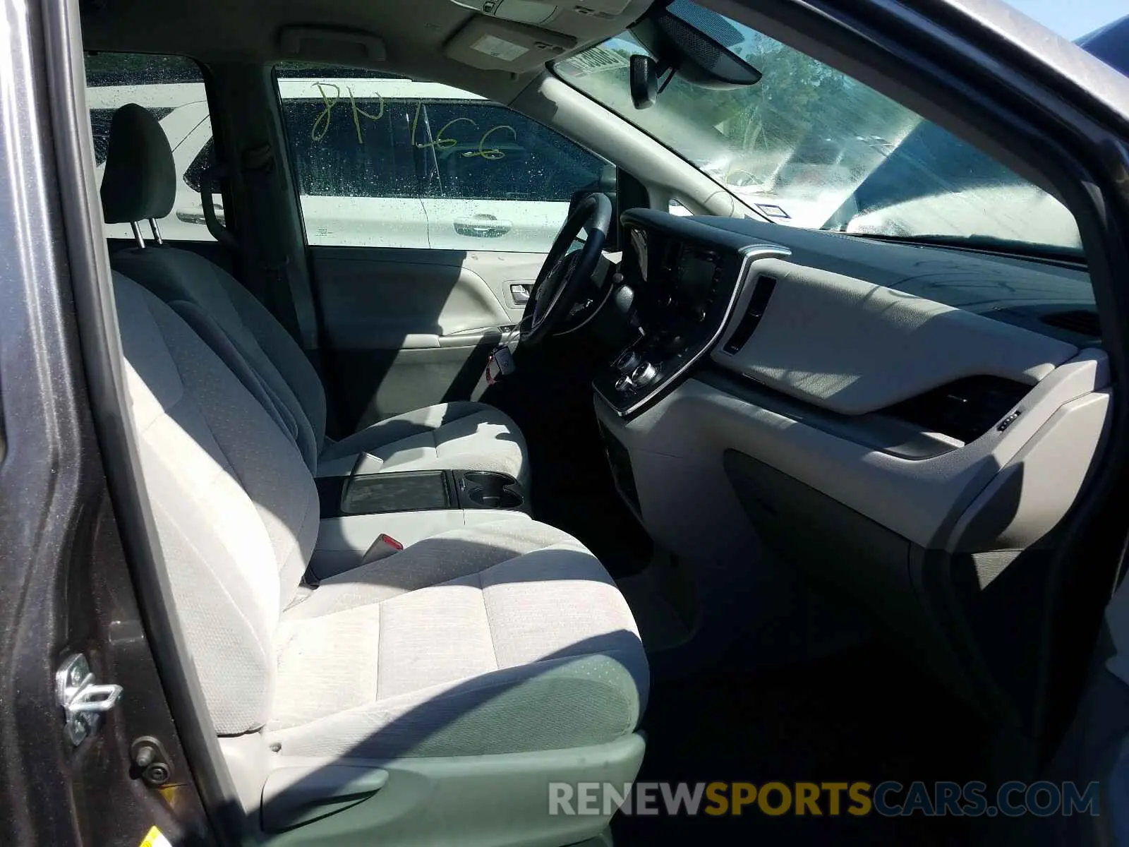 5 Photograph of a damaged car 5TDKZ3DC9KS982437 TOYOTA SIENNA 2019