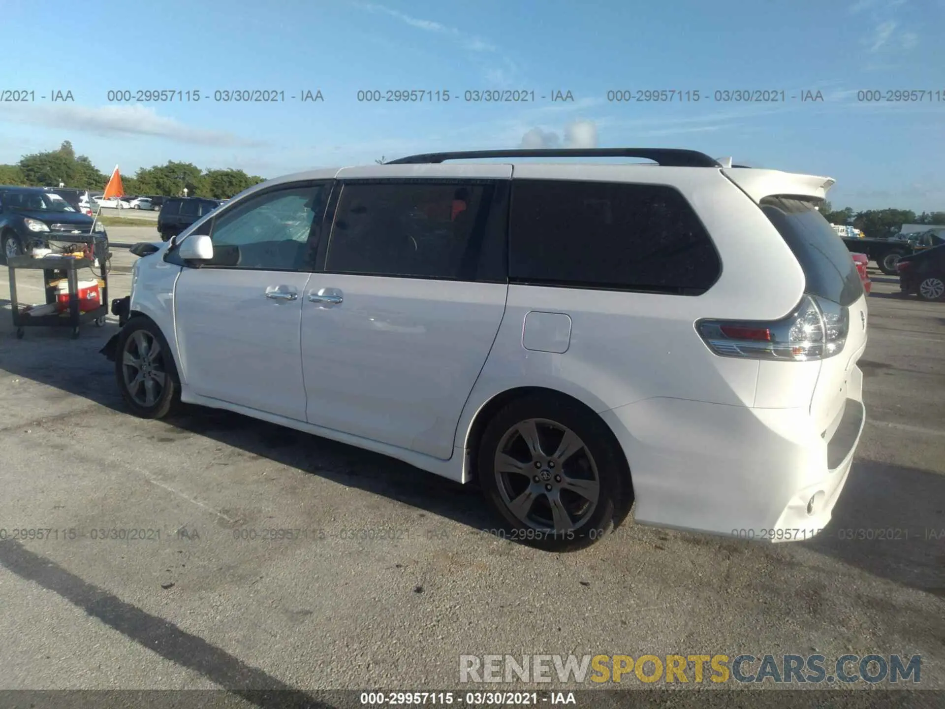 3 Photograph of a damaged car 5TDXZ3DC0KS977603 TOYOTA SIENNA 2019