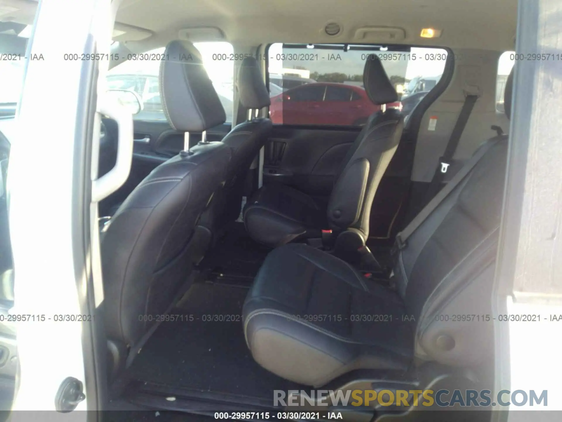 8 Photograph of a damaged car 5TDXZ3DC0KS977603 TOYOTA SIENNA 2019