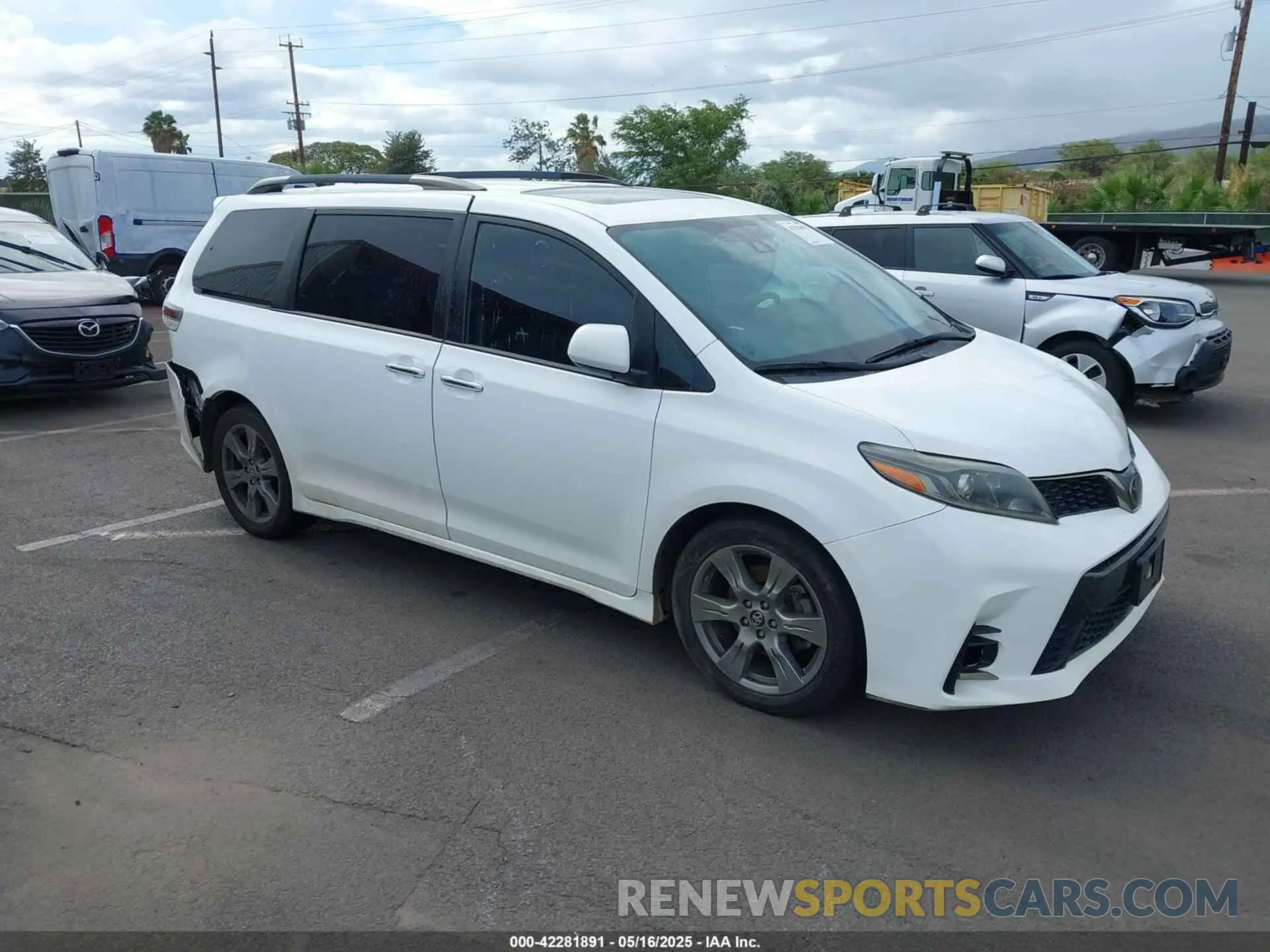 1 Photograph of a damaged car 5TDXZ3DC0KS990321 TOYOTA SIENNA 2019