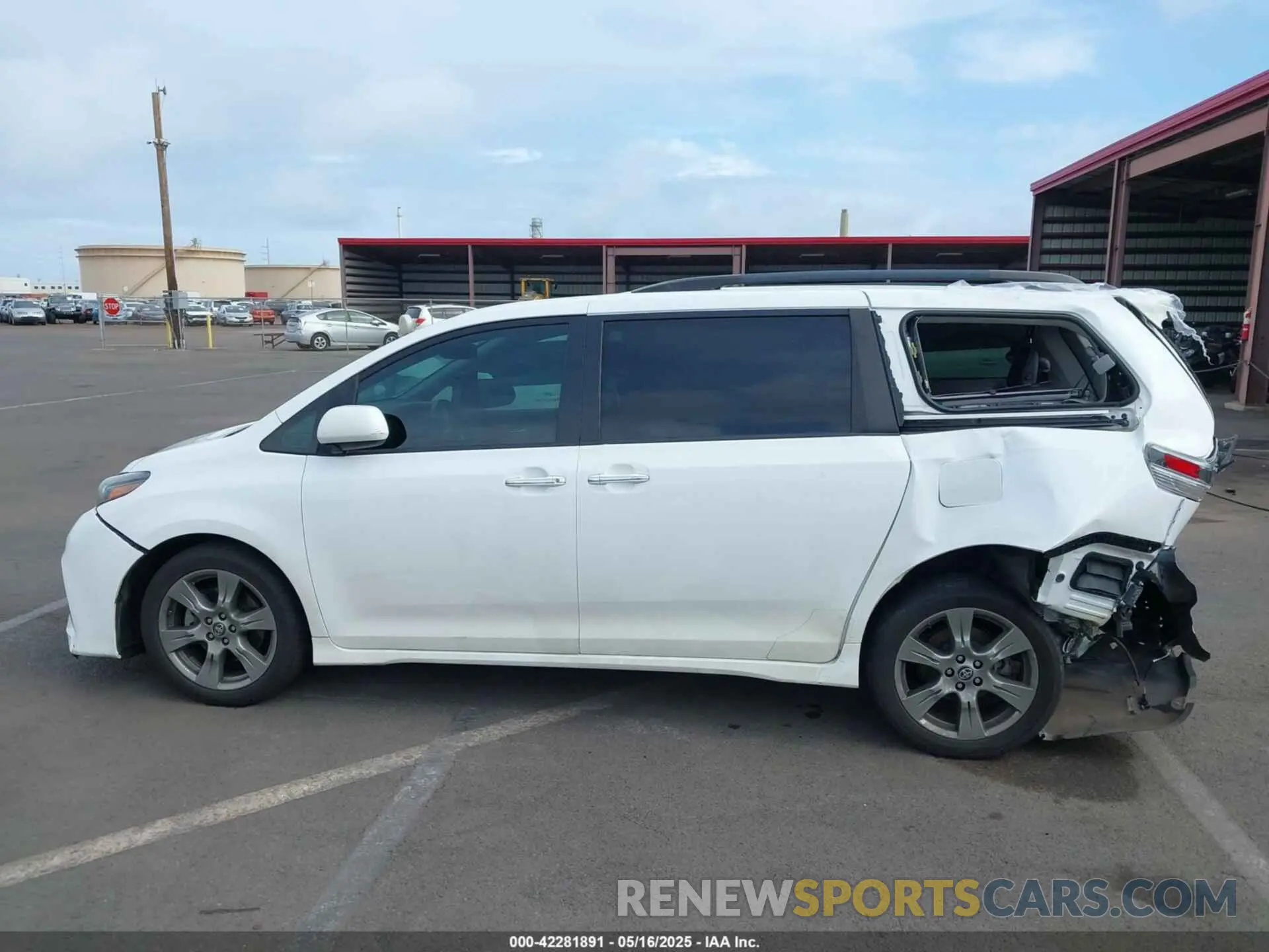15 Photograph of a damaged car 5TDXZ3DC0KS990321 TOYOTA SIENNA 2019