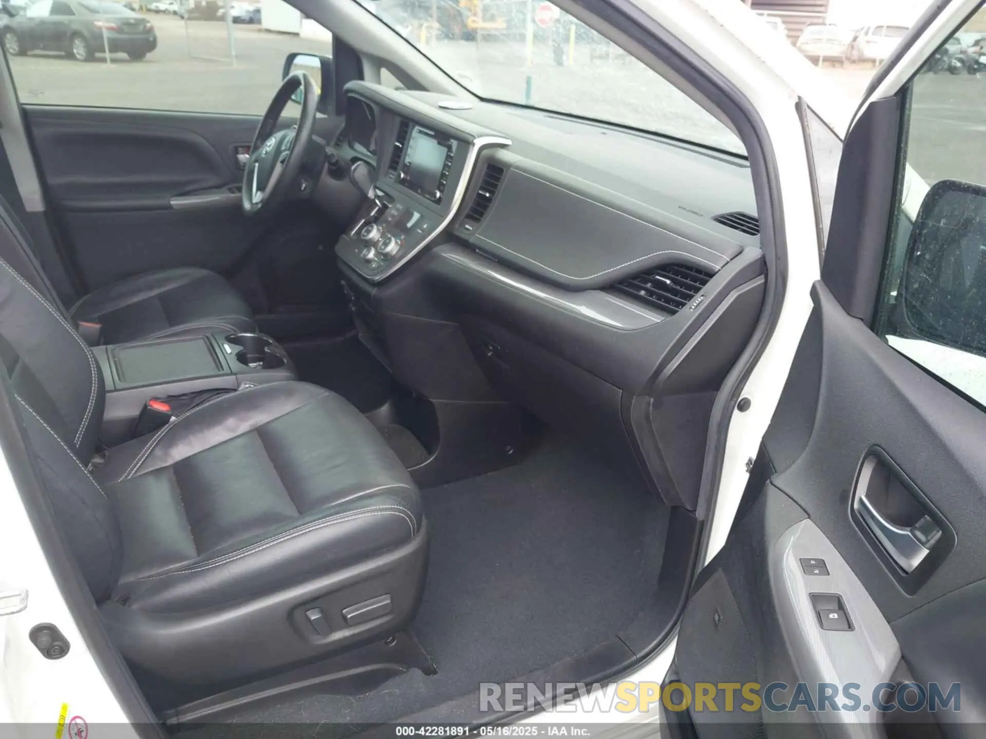 5 Photograph of a damaged car 5TDXZ3DC0KS990321 TOYOTA SIENNA 2019