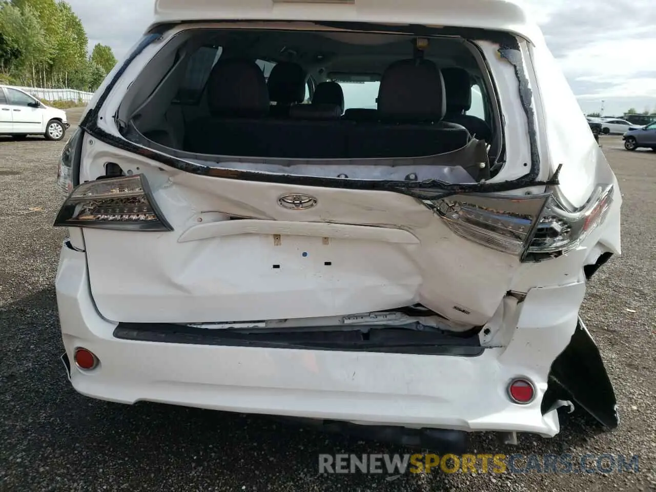 9 Photograph of a damaged car 5TDXZ3DC2KS010698 TOYOTA SIENNA 2019