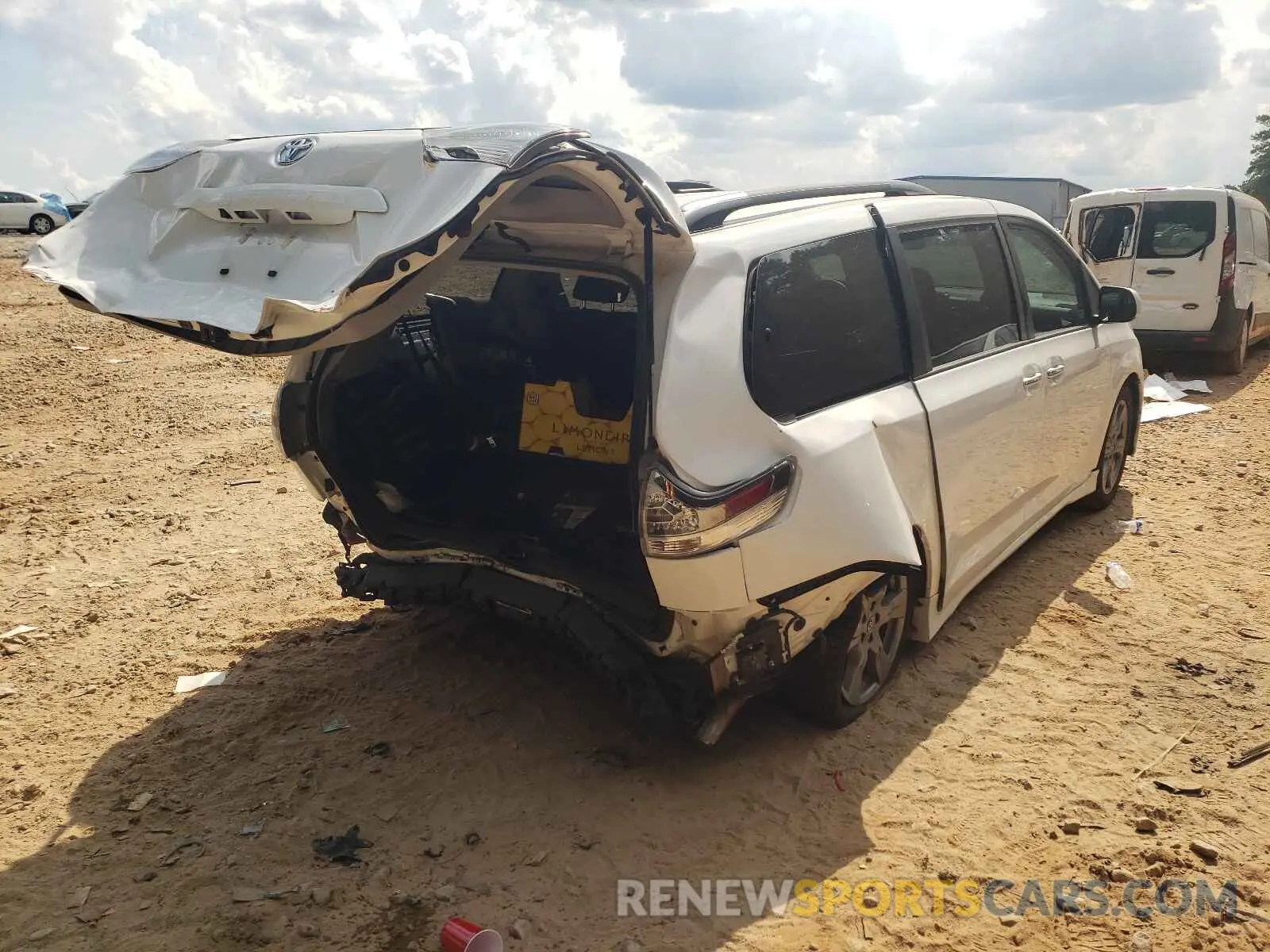 4 Photograph of a damaged car 5TDXZ3DC5KS998429 TOYOTA SIENNA 2019