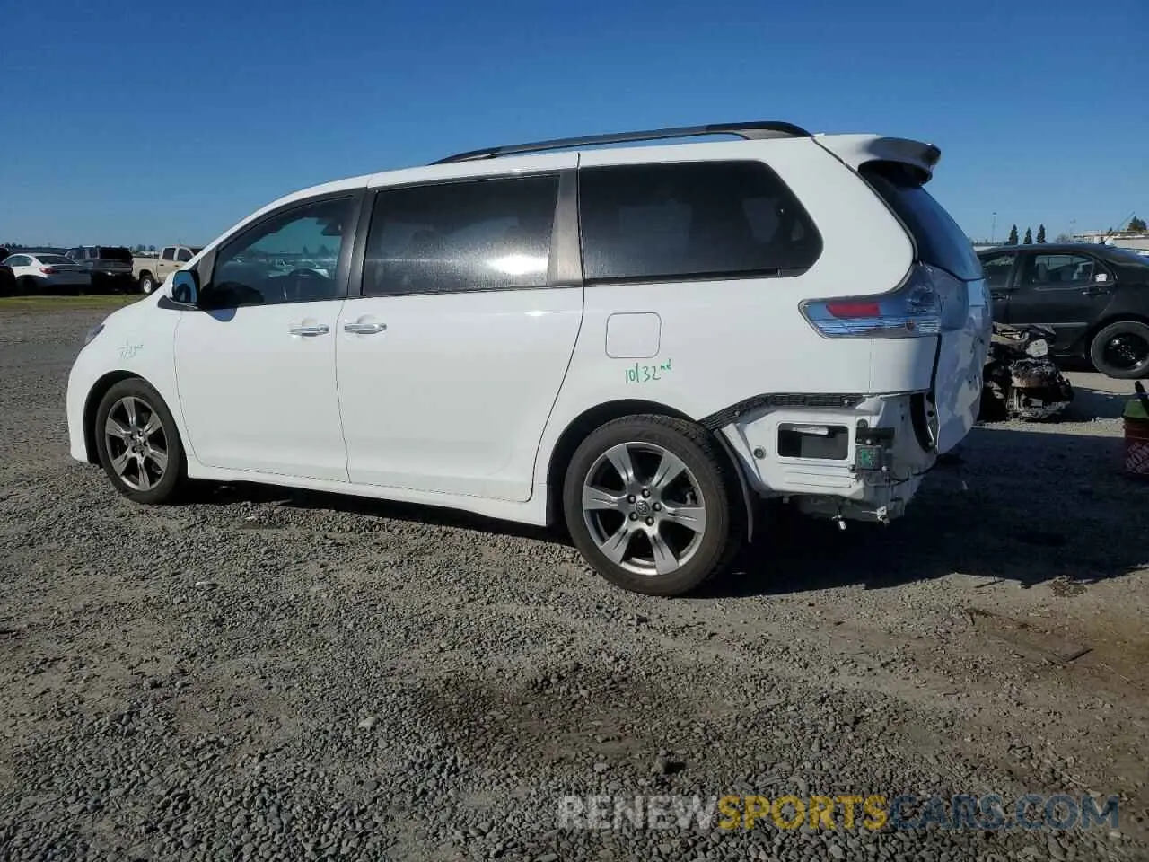 2 Photograph of a damaged car 5TDXZ3DC5KS999709 TOYOTA SIENNA 2019