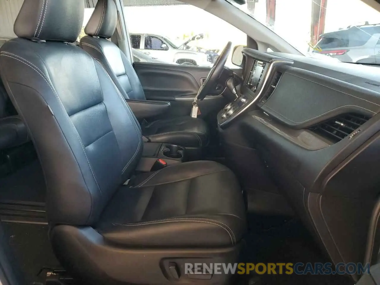 5 Photograph of a damaged car 5TDXZ3DC6KS003639 TOYOTA SIENNA 2019