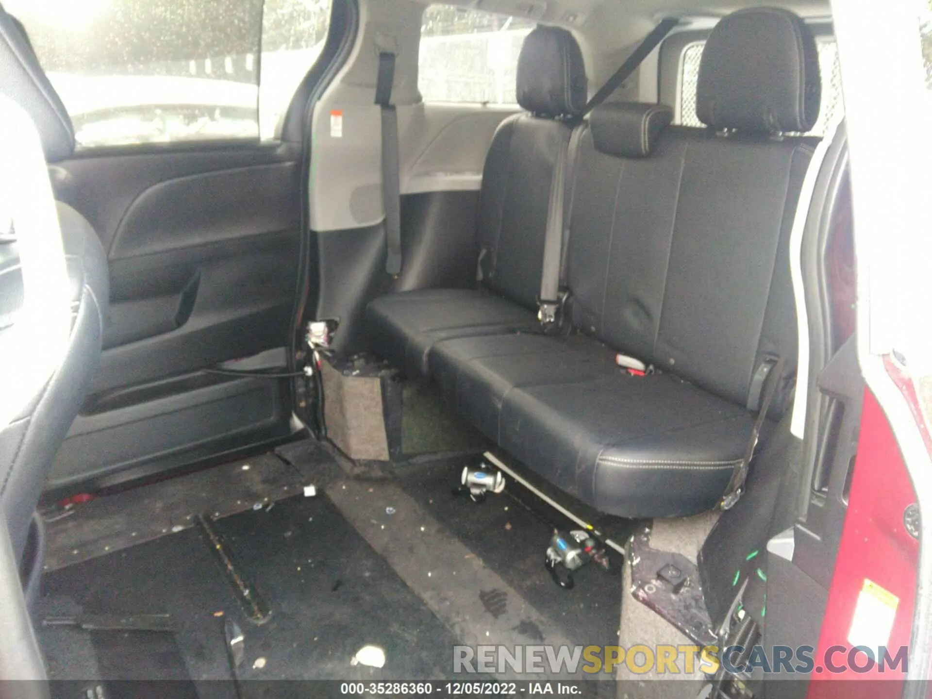 8 Photograph of a damaged car 5TDXZ3DC7KS984595 TOYOTA SIENNA 2019