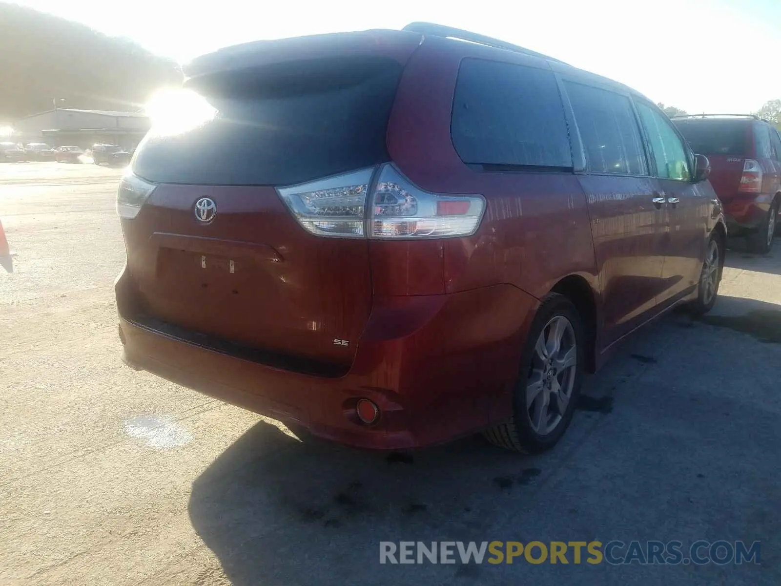 4 Photograph of a damaged car 5TDXZ3DC7KS985746 TOYOTA SIENNA 2019