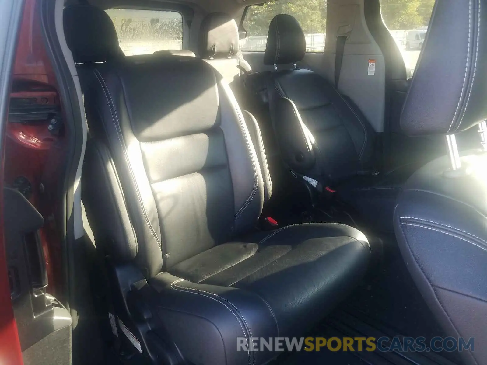 6 Photograph of a damaged car 5TDXZ3DC7KS985746 TOYOTA SIENNA 2019