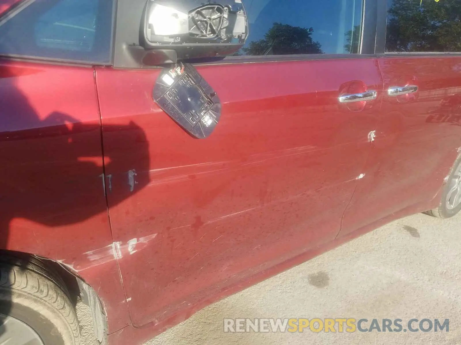 9 Photograph of a damaged car 5TDXZ3DC7KS985746 TOYOTA SIENNA 2019