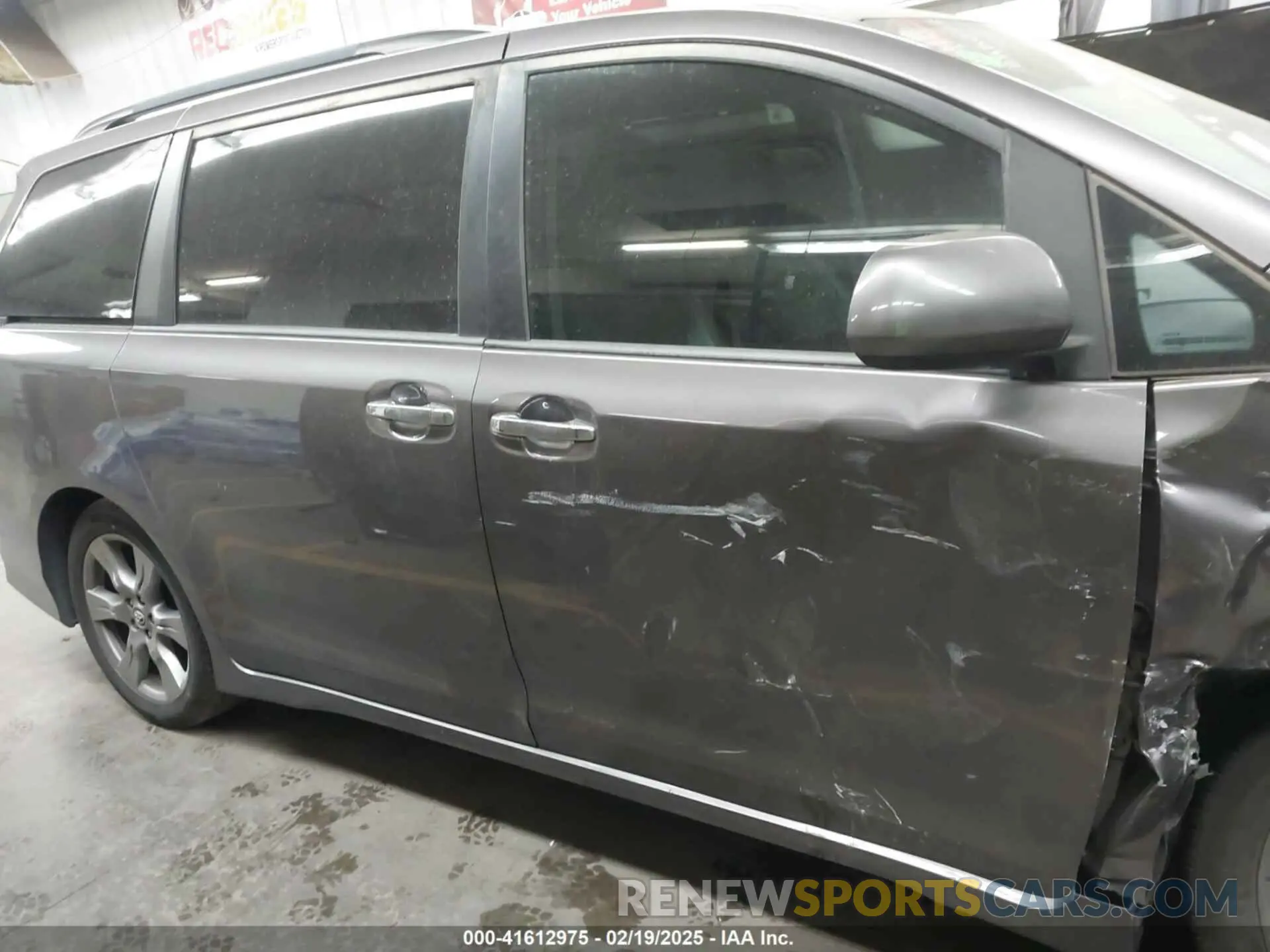 13 Фотография поврежденного автомобиля 5TDXZ3DC9KS998790 TOYOTA SIENNA 2019