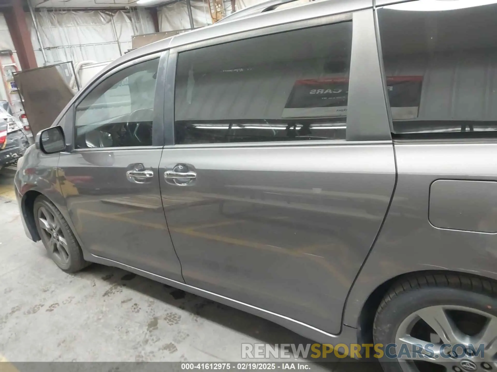 14 Фотография поврежденного автомобиля 5TDXZ3DC9KS998790 TOYOTA SIENNA 2019