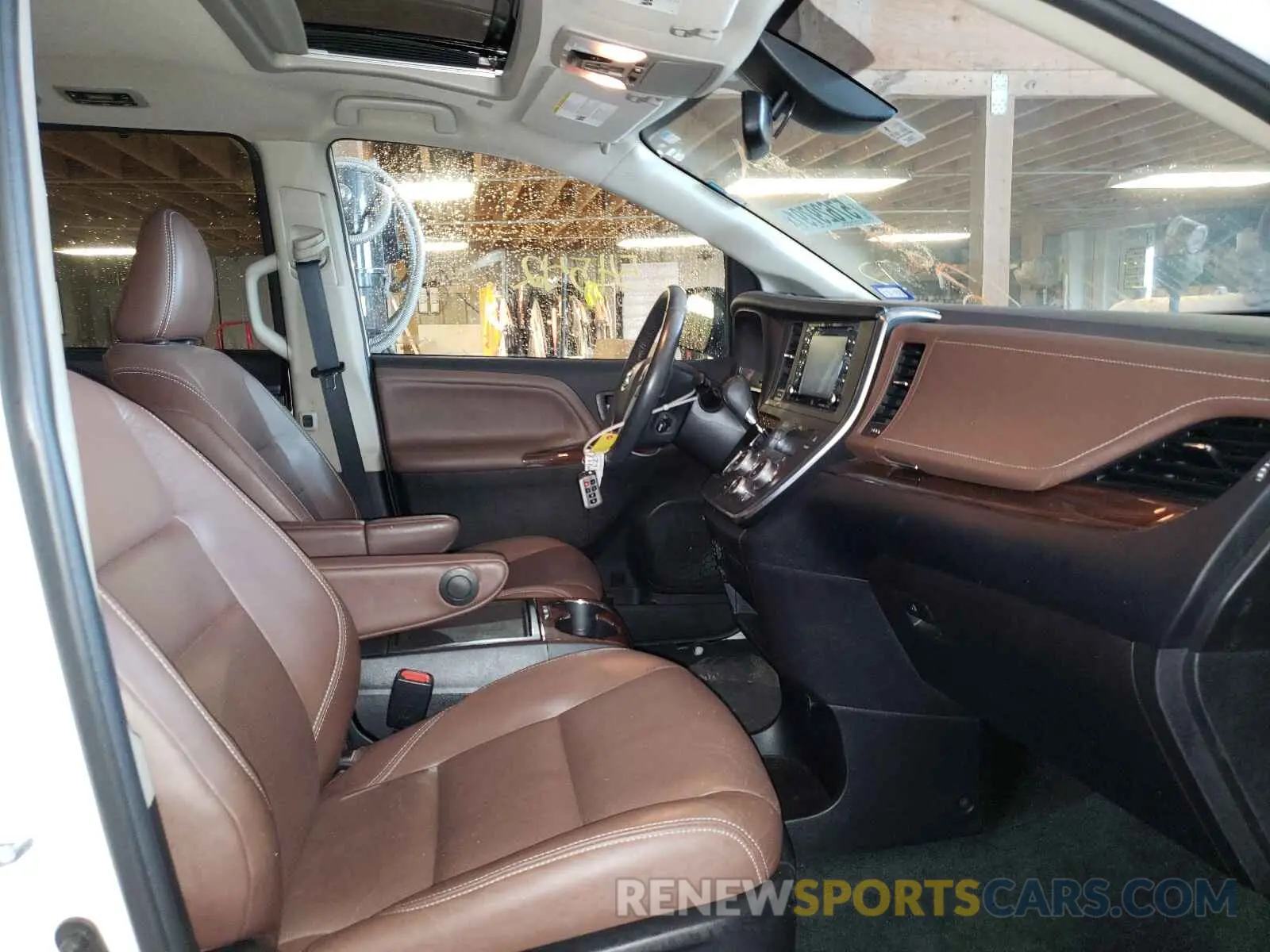 5 Photograph of a damaged car 5TDYZ3DC0KS975791 TOYOTA SIENNA 2019