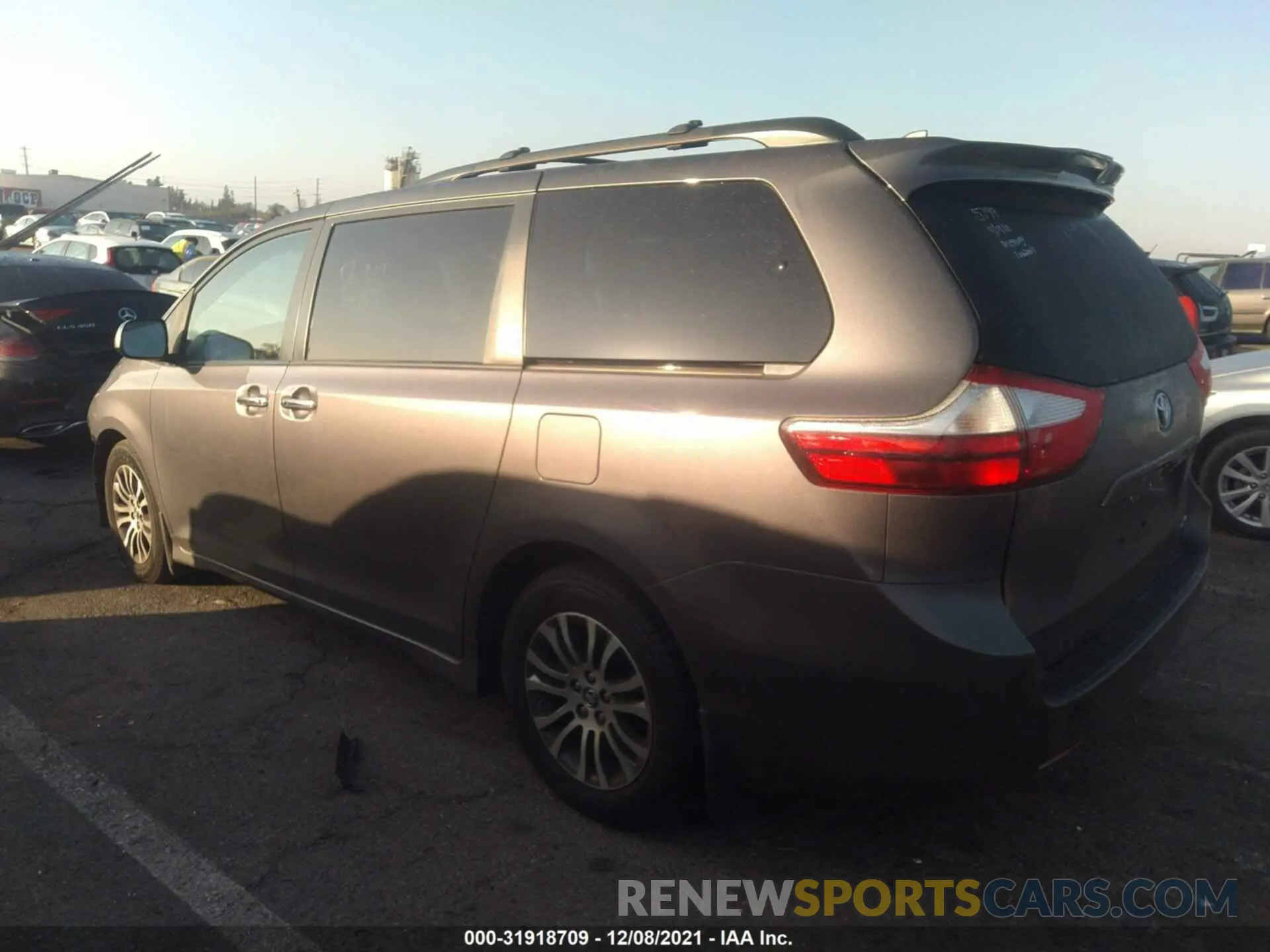 3 Фотография поврежденного автомобиля 5TDYZ3DC1KS988971 TOYOTA SIENNA 2019