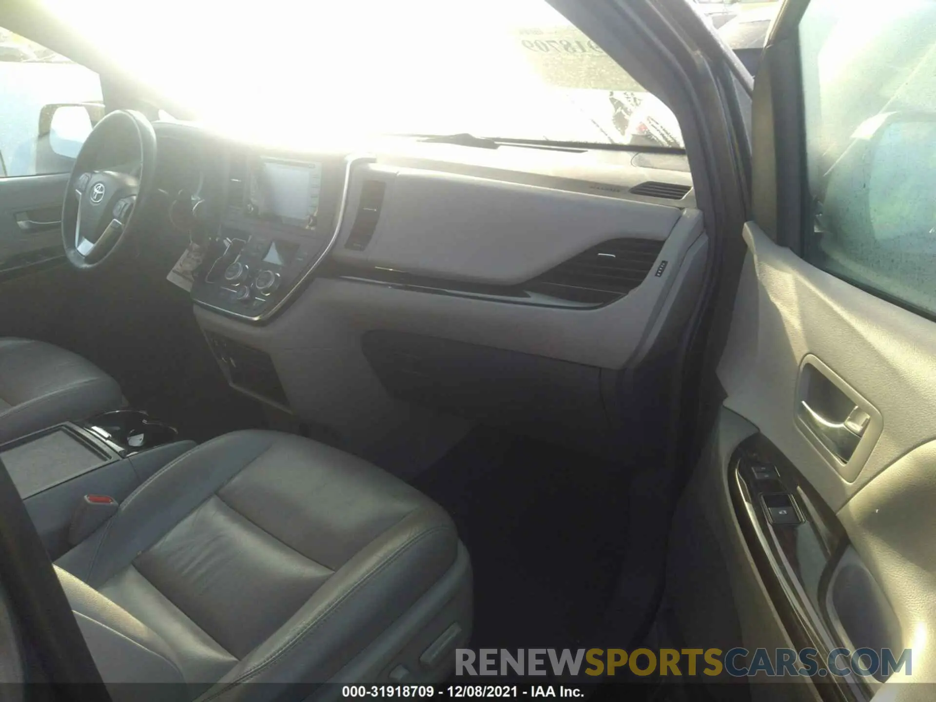 5 Фотография поврежденного автомобиля 5TDYZ3DC1KS988971 TOYOTA SIENNA 2019