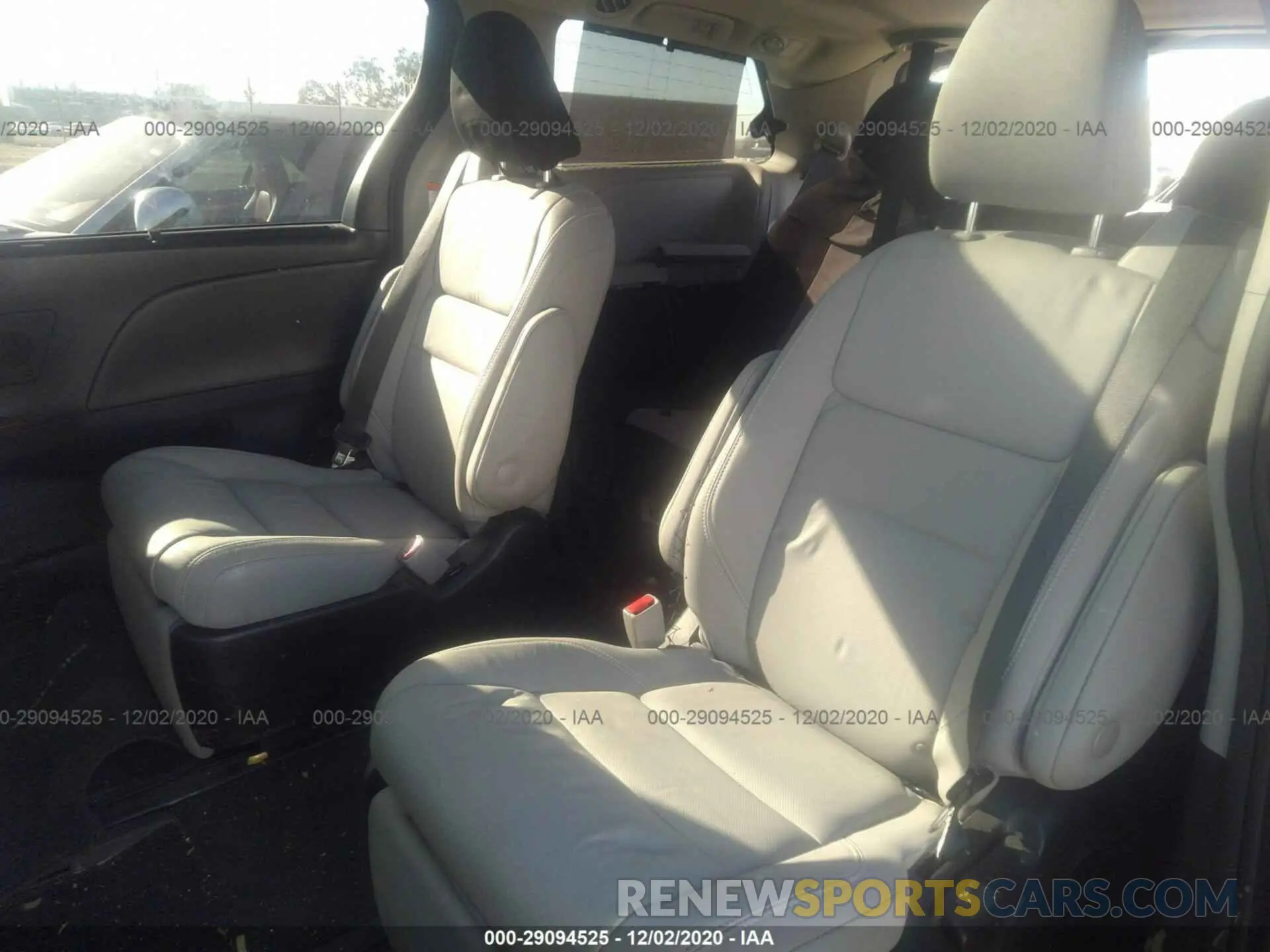8 Photograph of a damaged car 5TDYZ3DC2KS015811 TOYOTA SIENNA 2019