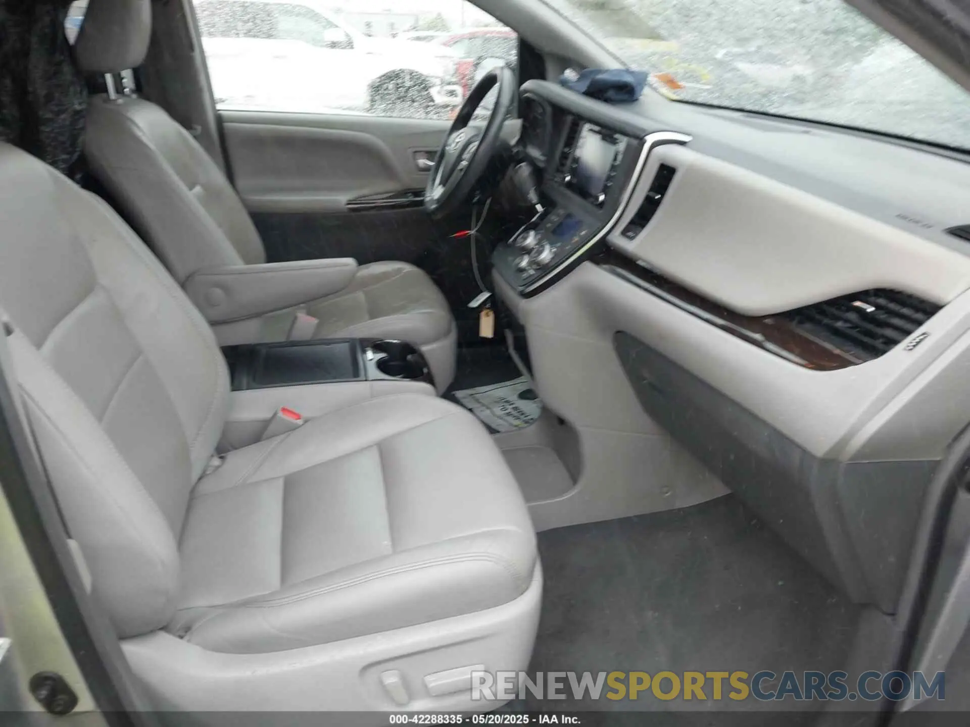 5 Photograph of a damaged car 5TDYZ3DC2KS018742 TOYOTA SIENNA 2019