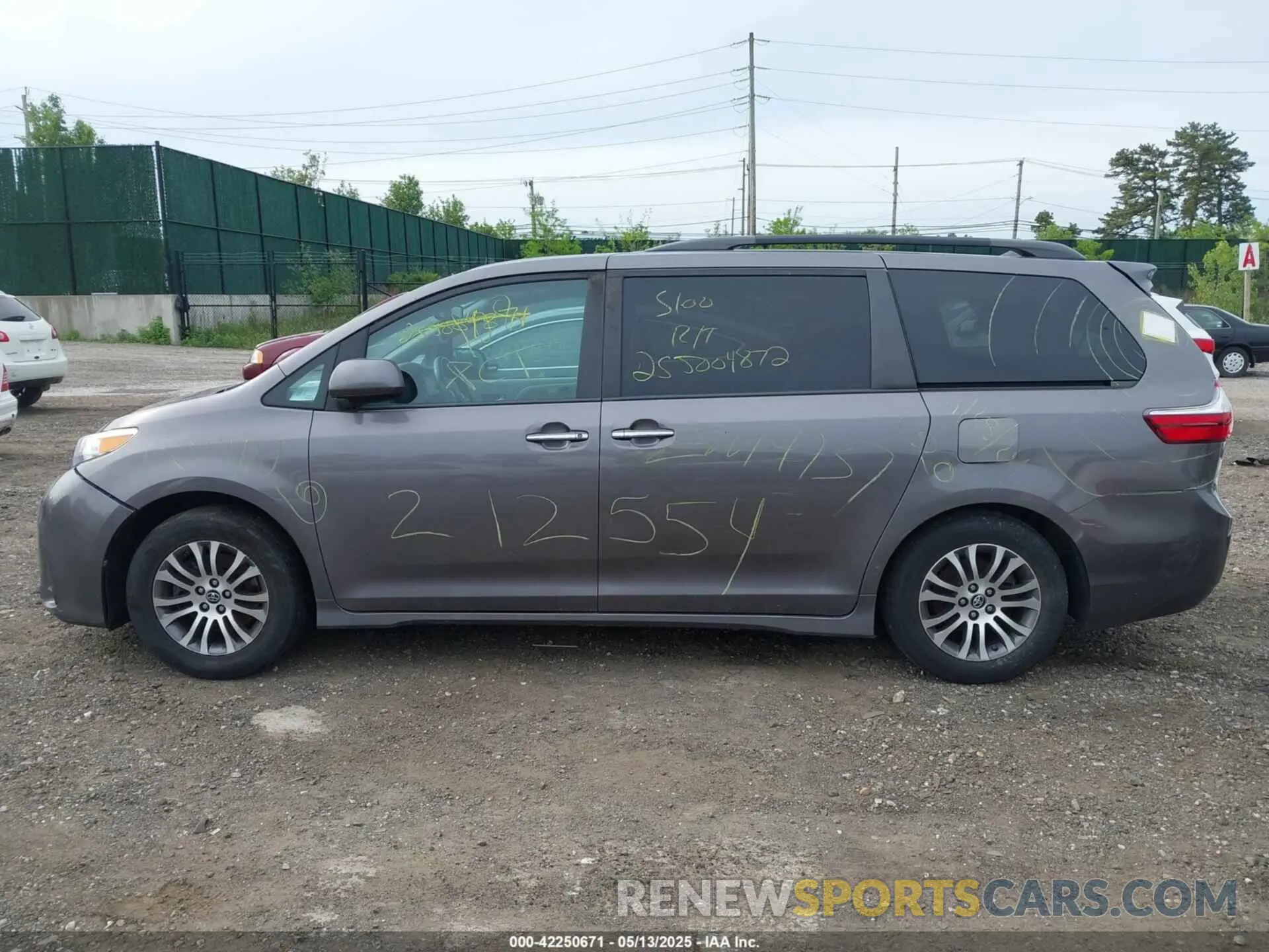 13 Photograph of a damaged car 5TDYZ3DC2KS976344 TOYOTA SIENNA 2019