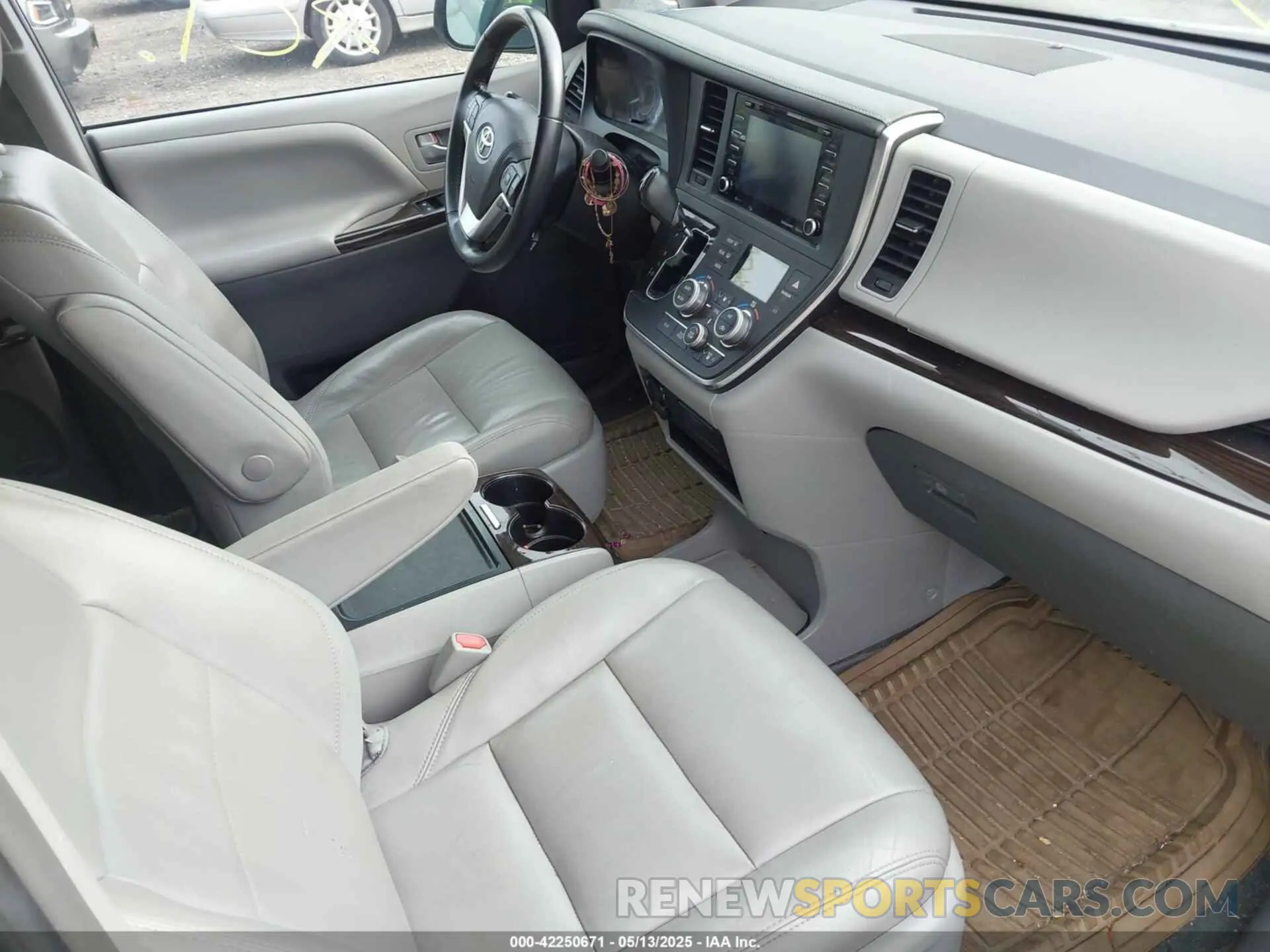 5 Photograph of a damaged car 5TDYZ3DC2KS976344 TOYOTA SIENNA 2019