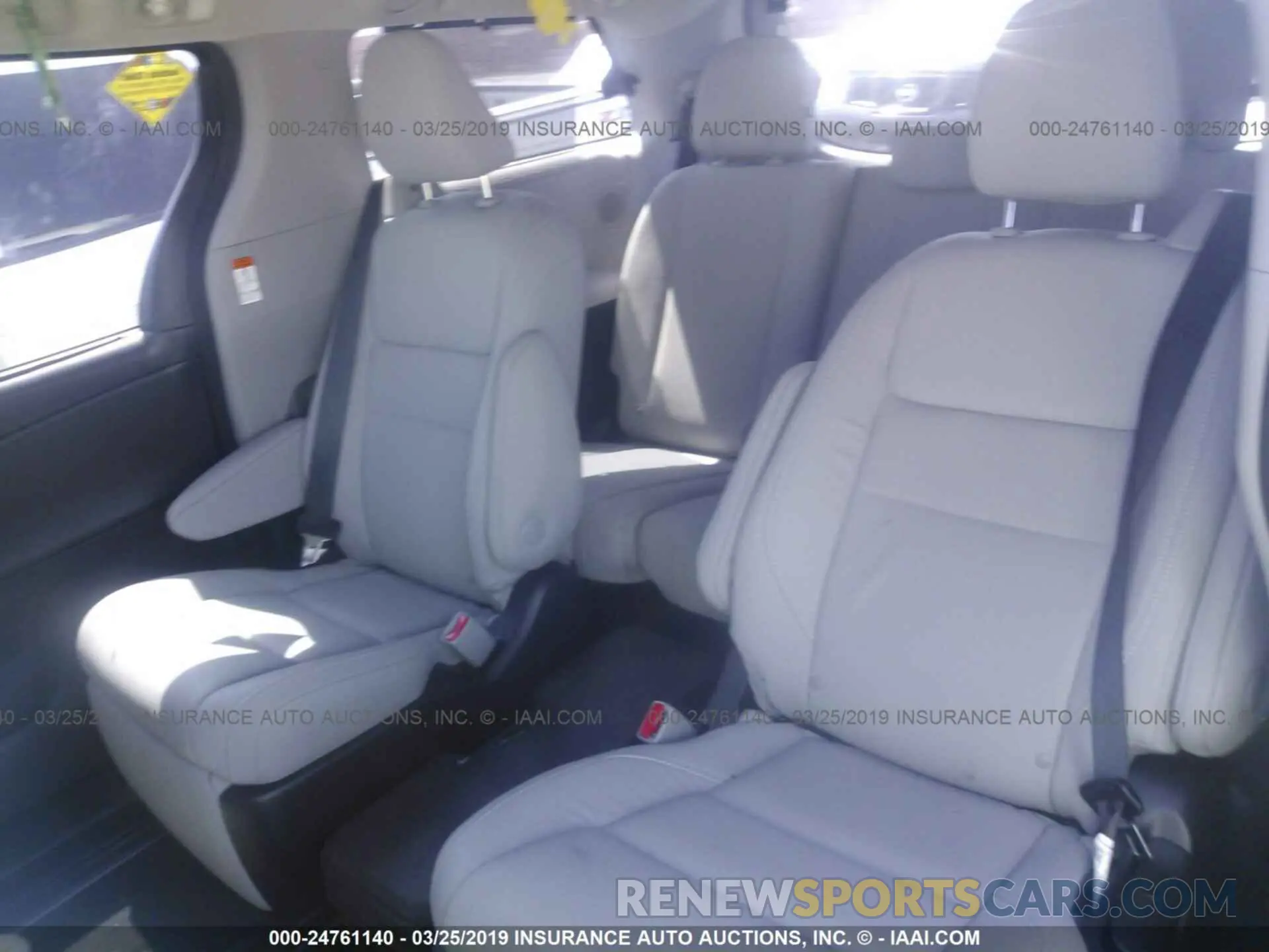 8 Photograph of a damaged car 5TDYZ3DC3KS968947 TOYOTA SIENNA 2019