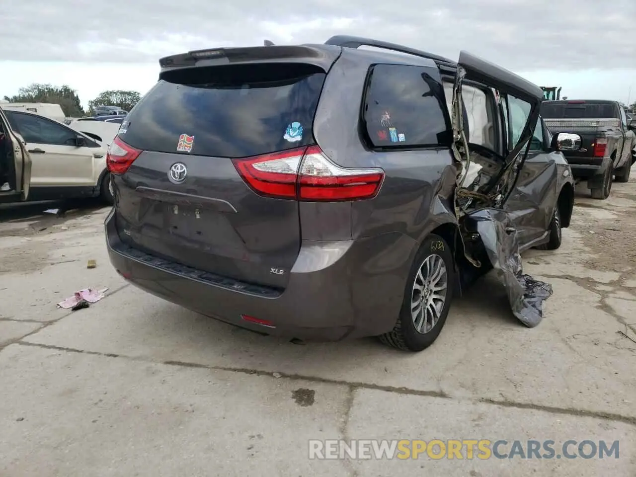 4 Photograph of a damaged car 5TDYZ3DC3KS984968 TOYOTA SIENNA 2019