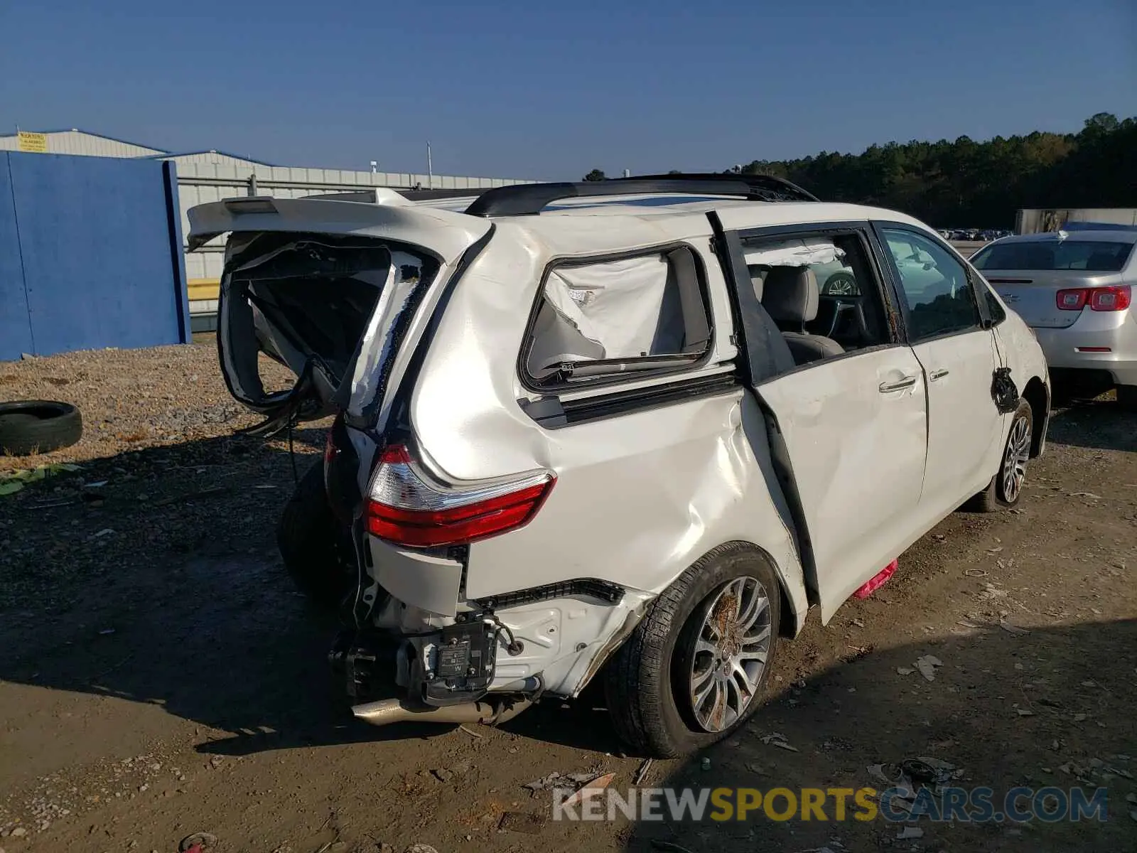 4 Photograph of a damaged car 5TDYZ3DC3KS985165 TOYOTA SIENNA 2019