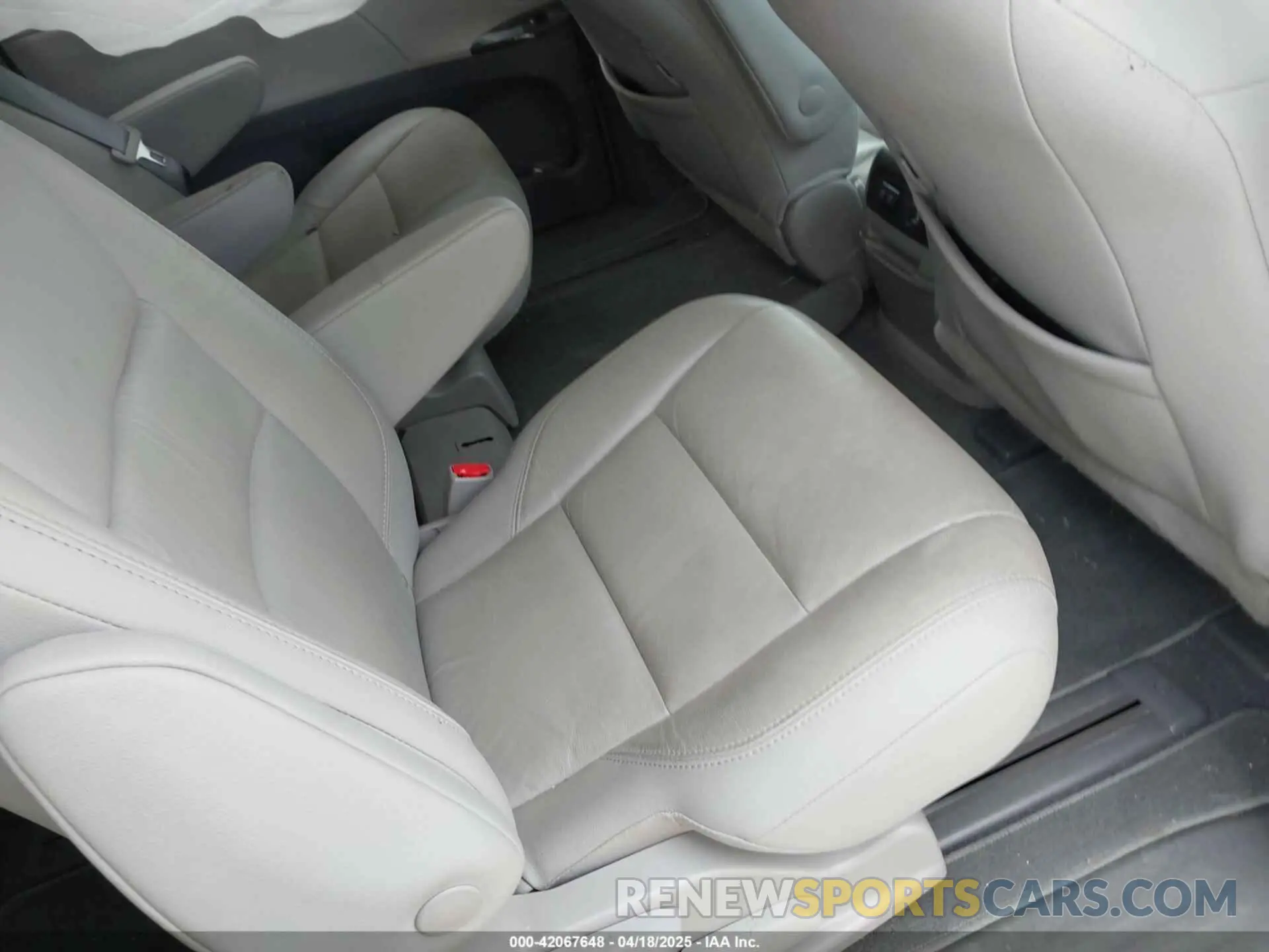 8 Photograph of a damaged car 5TDYZ3DC4KS015406 TOYOTA SIENNA 2019