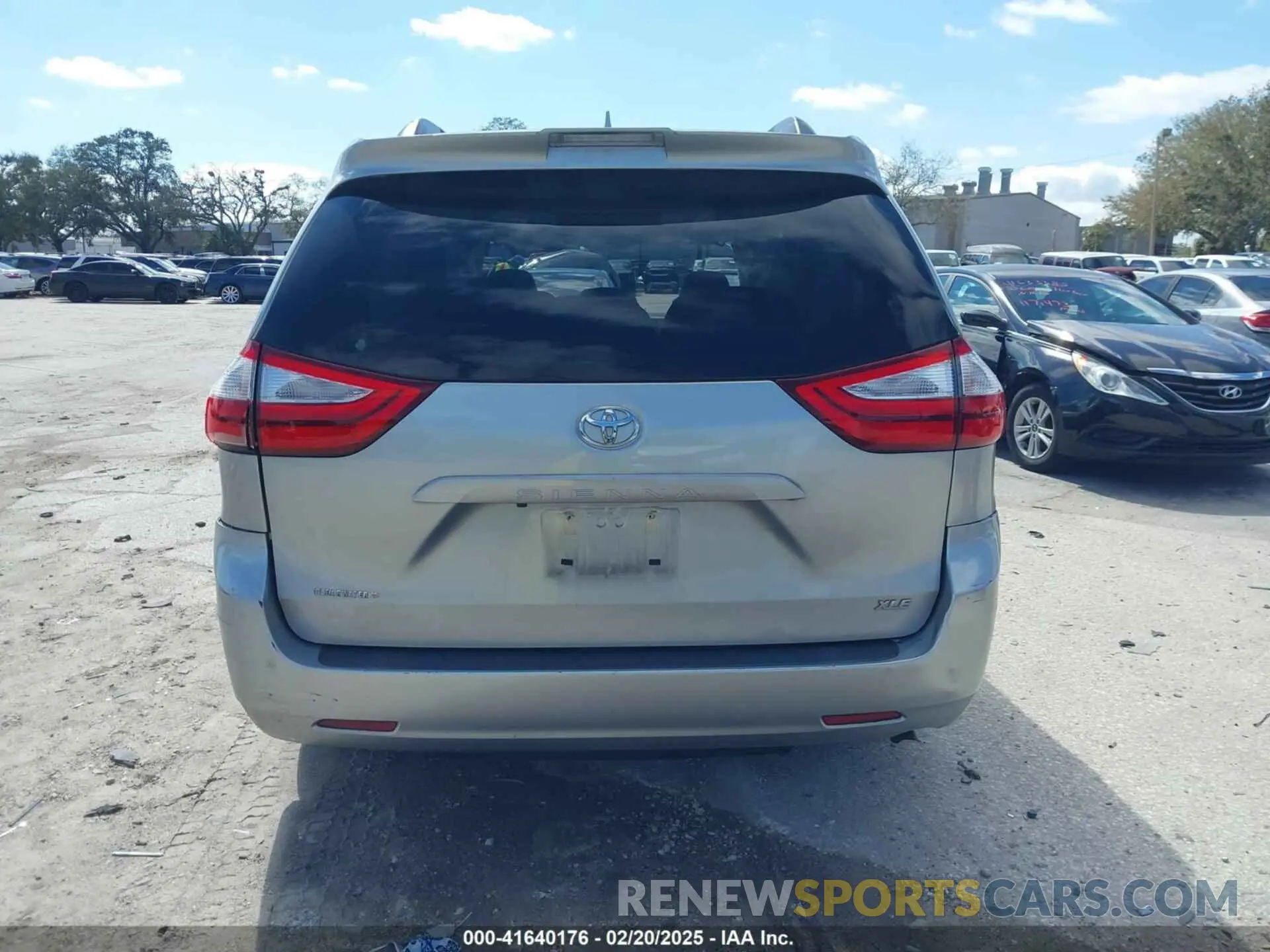 16 Photograph of a damaged car 5TDYZ3DC4KS969752 TOYOTA SIENNA 2019