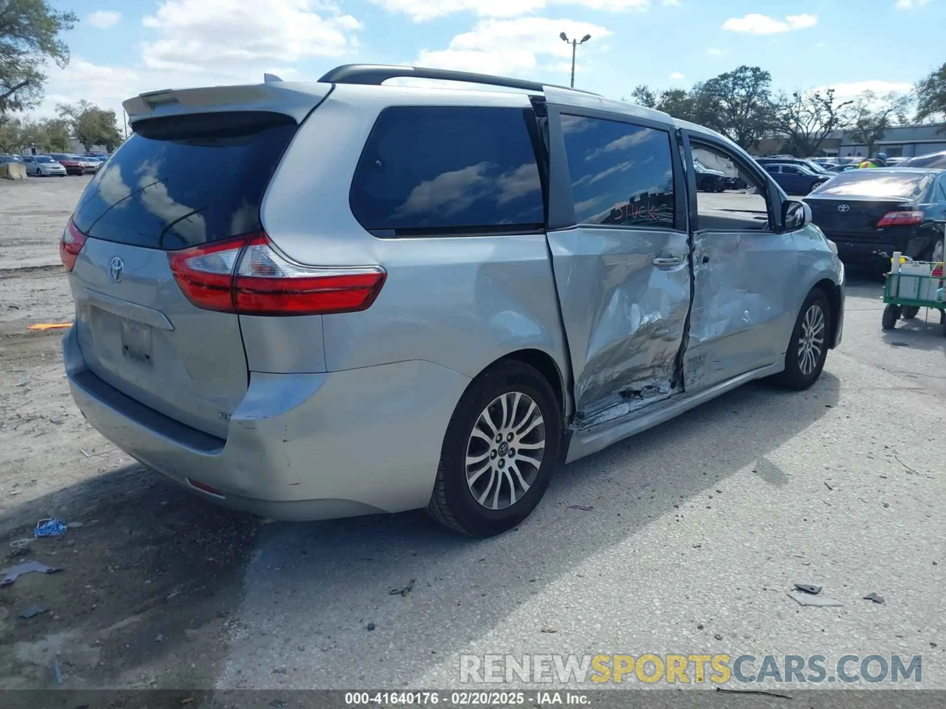 4 Photograph of a damaged car 5TDYZ3DC4KS969752 TOYOTA SIENNA 2019