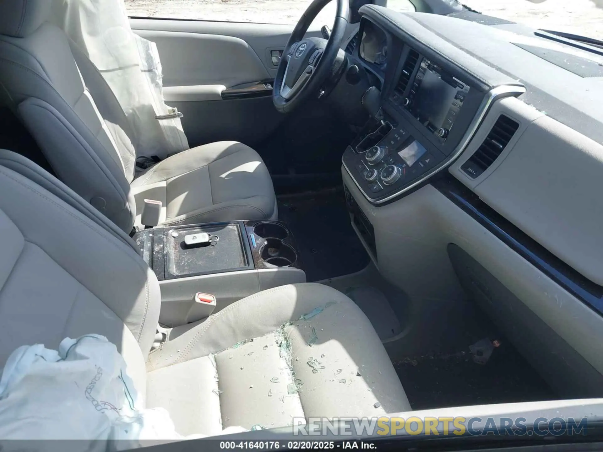 5 Photograph of a damaged car 5TDYZ3DC4KS969752 TOYOTA SIENNA 2019