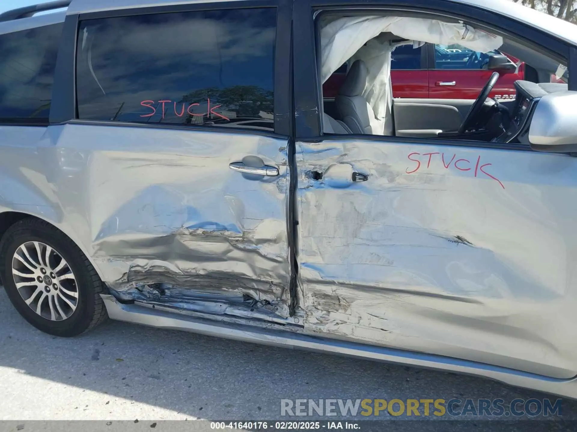 6 Photograph of a damaged car 5TDYZ3DC4KS969752 TOYOTA SIENNA 2019