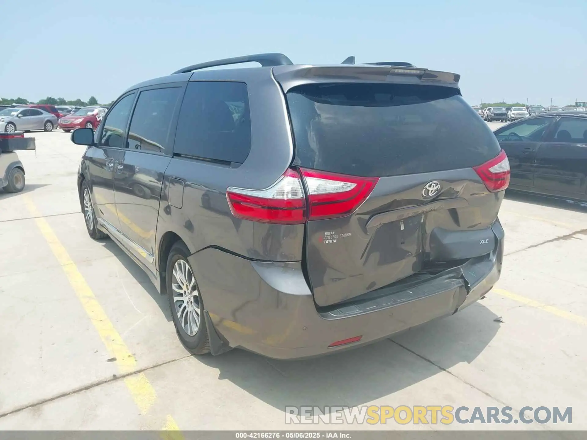 3 Photograph of a damaged car 5TDYZ3DC4KS970576 TOYOTA SIENNA 2019