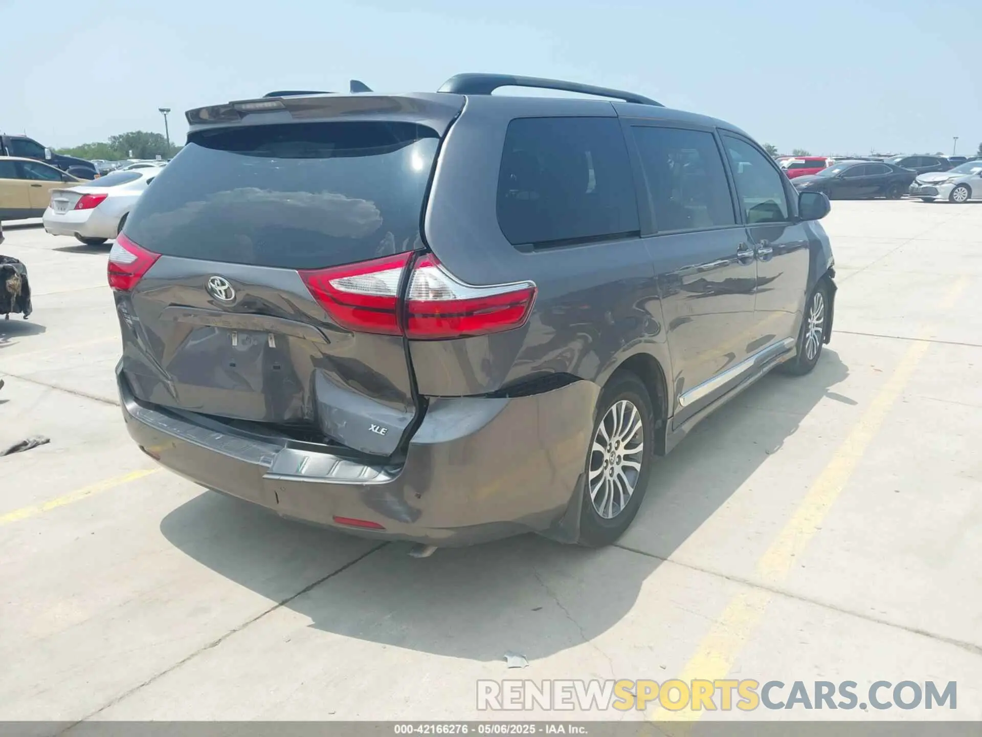 4 Photograph of a damaged car 5TDYZ3DC4KS970576 TOYOTA SIENNA 2019
