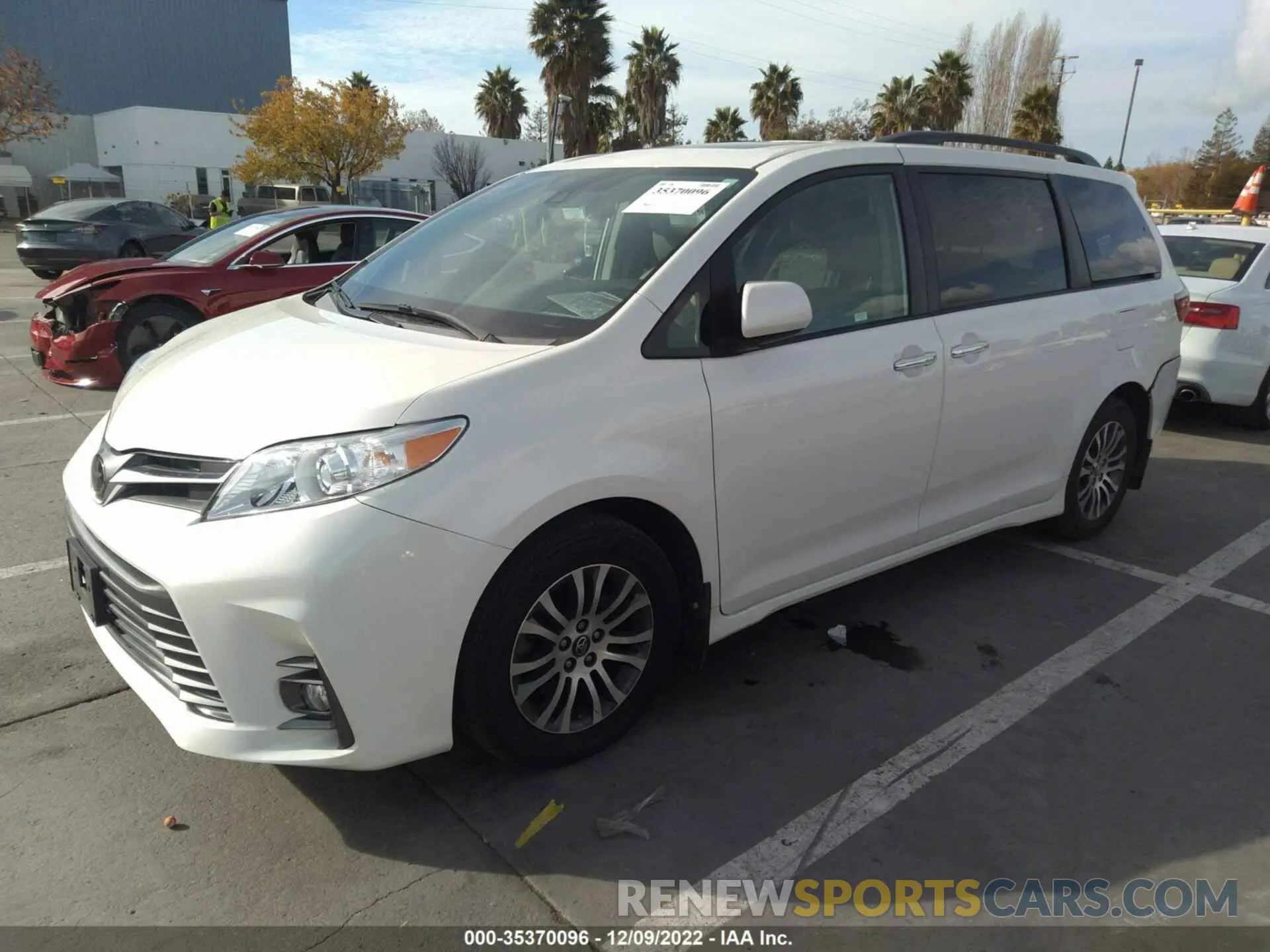 2 Photograph of a damaged car 5TDYZ3DC4KS988771 TOYOTA SIENNA 2019