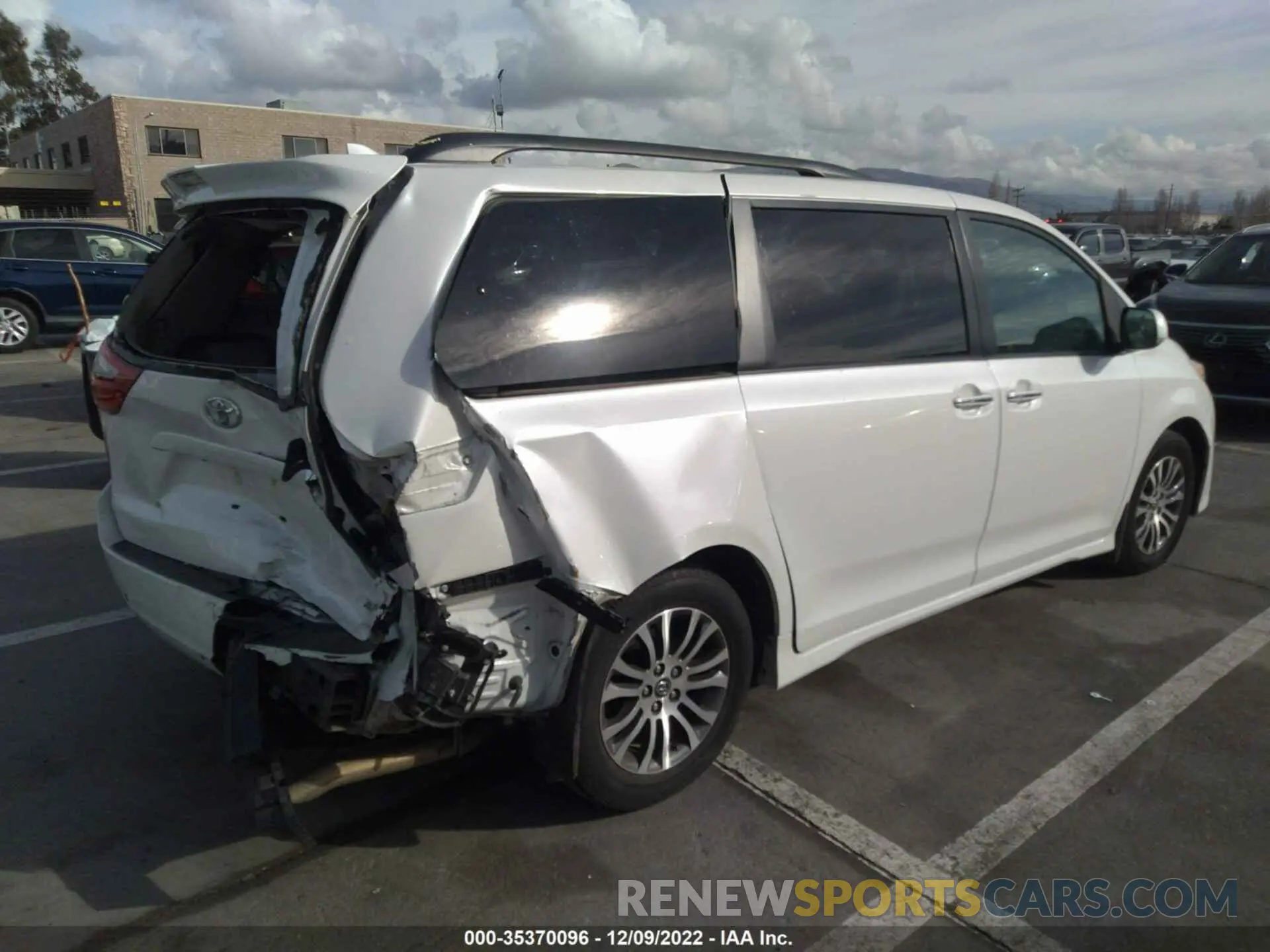 4 Photograph of a damaged car 5TDYZ3DC4KS988771 TOYOTA SIENNA 2019