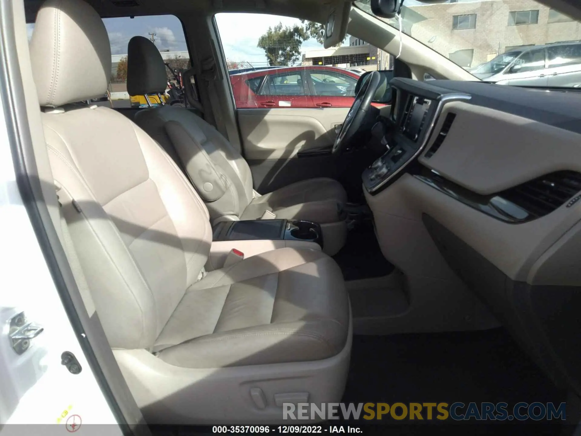 5 Photograph of a damaged car 5TDYZ3DC4KS988771 TOYOTA SIENNA 2019