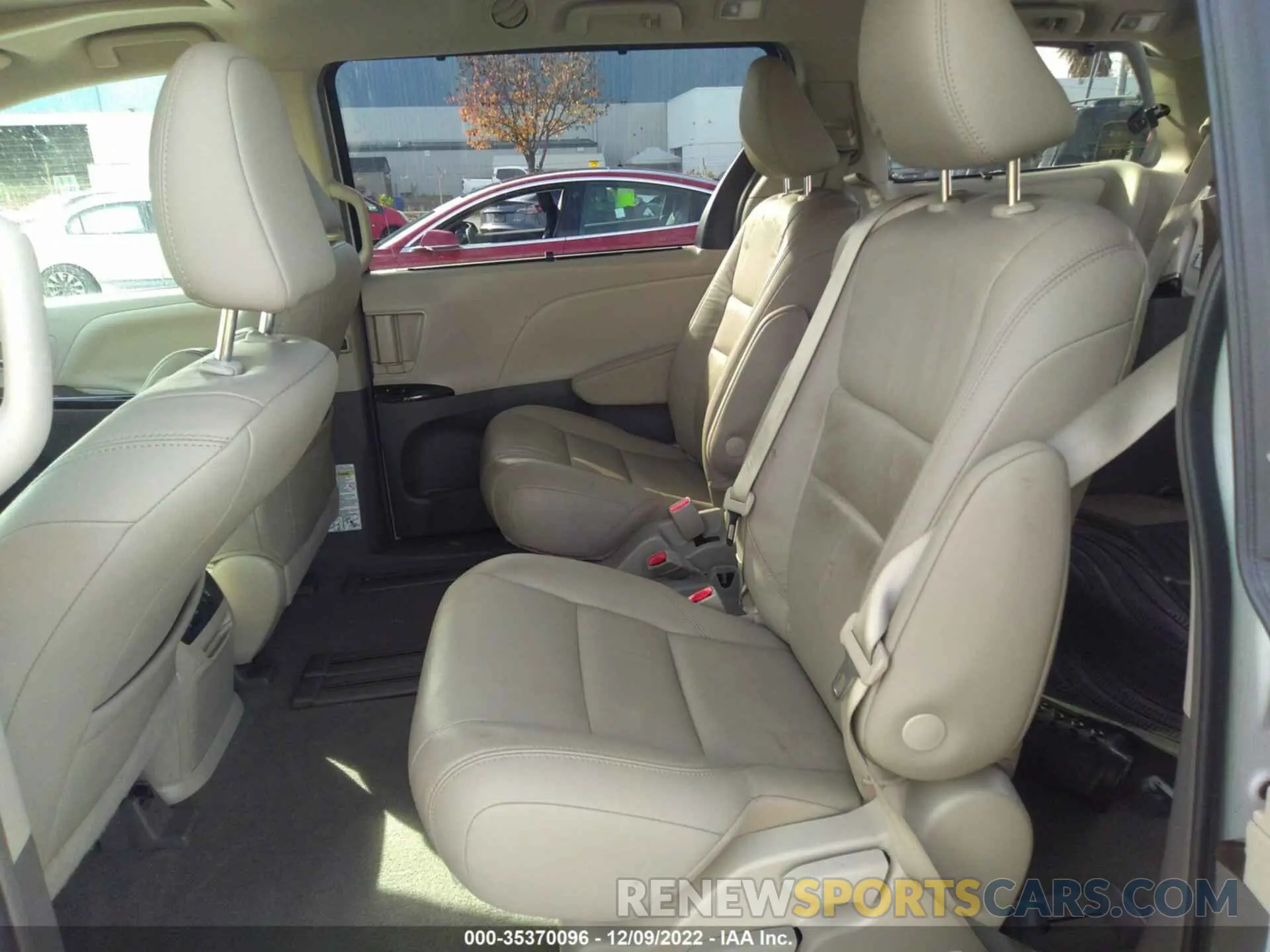 8 Photograph of a damaged car 5TDYZ3DC4KS988771 TOYOTA SIENNA 2019