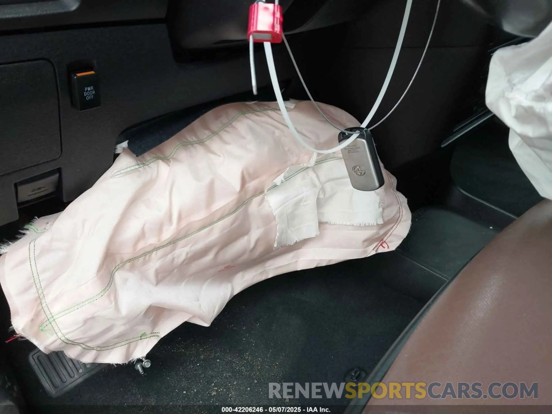 11 Photograph of a damaged car 5TDYZ3DC5KS003944 TOYOTA SIENNA 2019