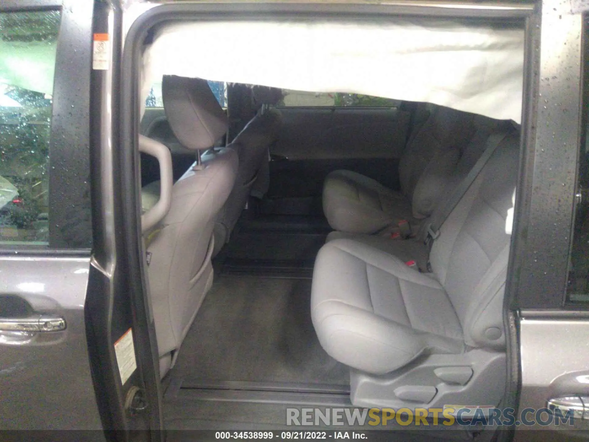 8 Photograph of a damaged car 5TDYZ3DC6KS972586 TOYOTA SIENNA 2019