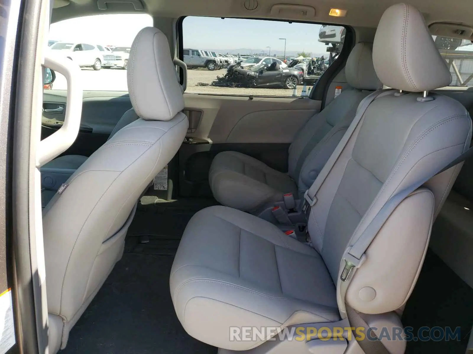6 Photograph of a damaged car 5TDYZ3DC6KS995348 TOYOTA SIENNA 2019