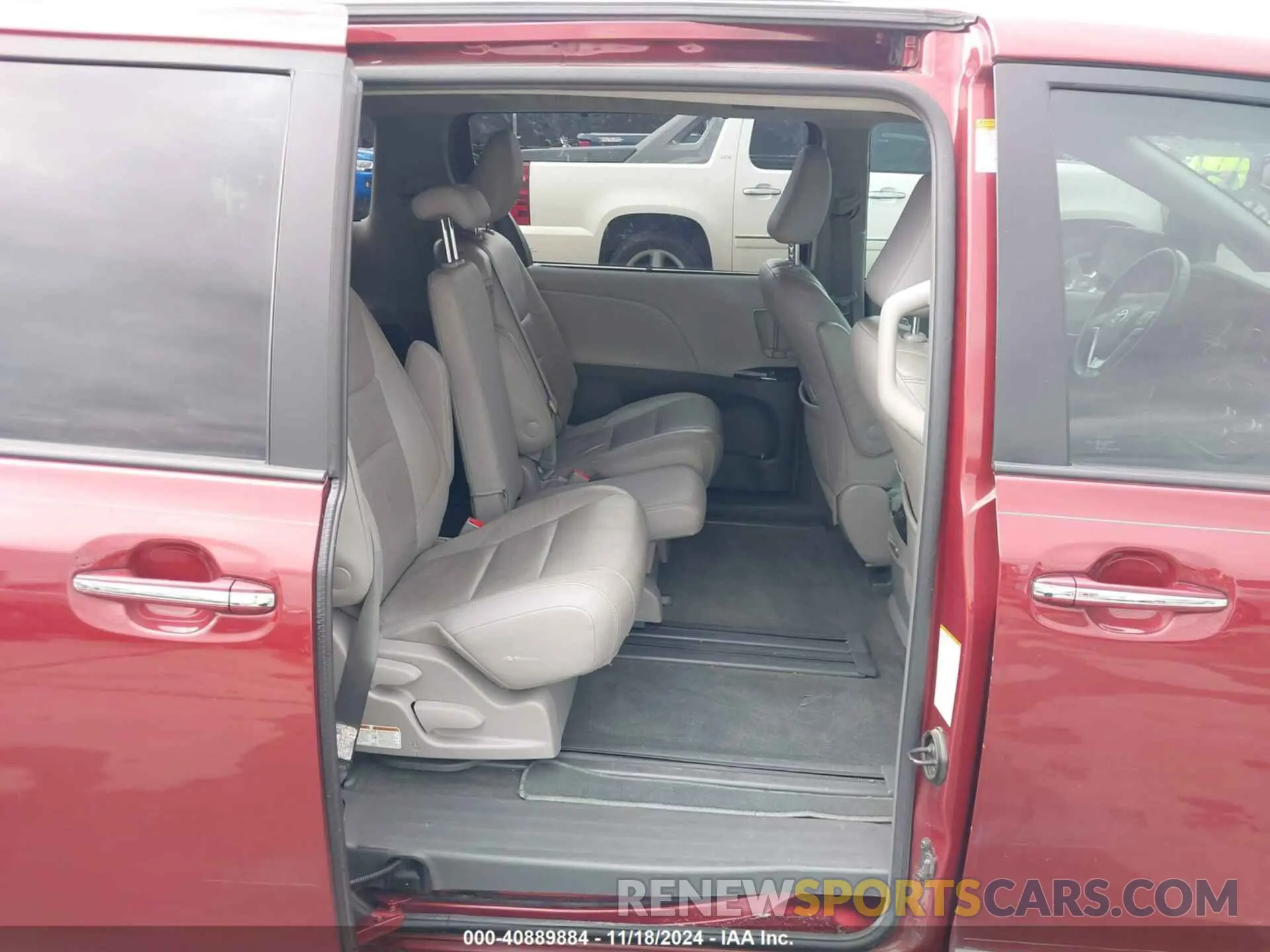 8 Photograph of a damaged car 5TDYZ3DC7KS966005 TOYOTA SIENNA 2019
