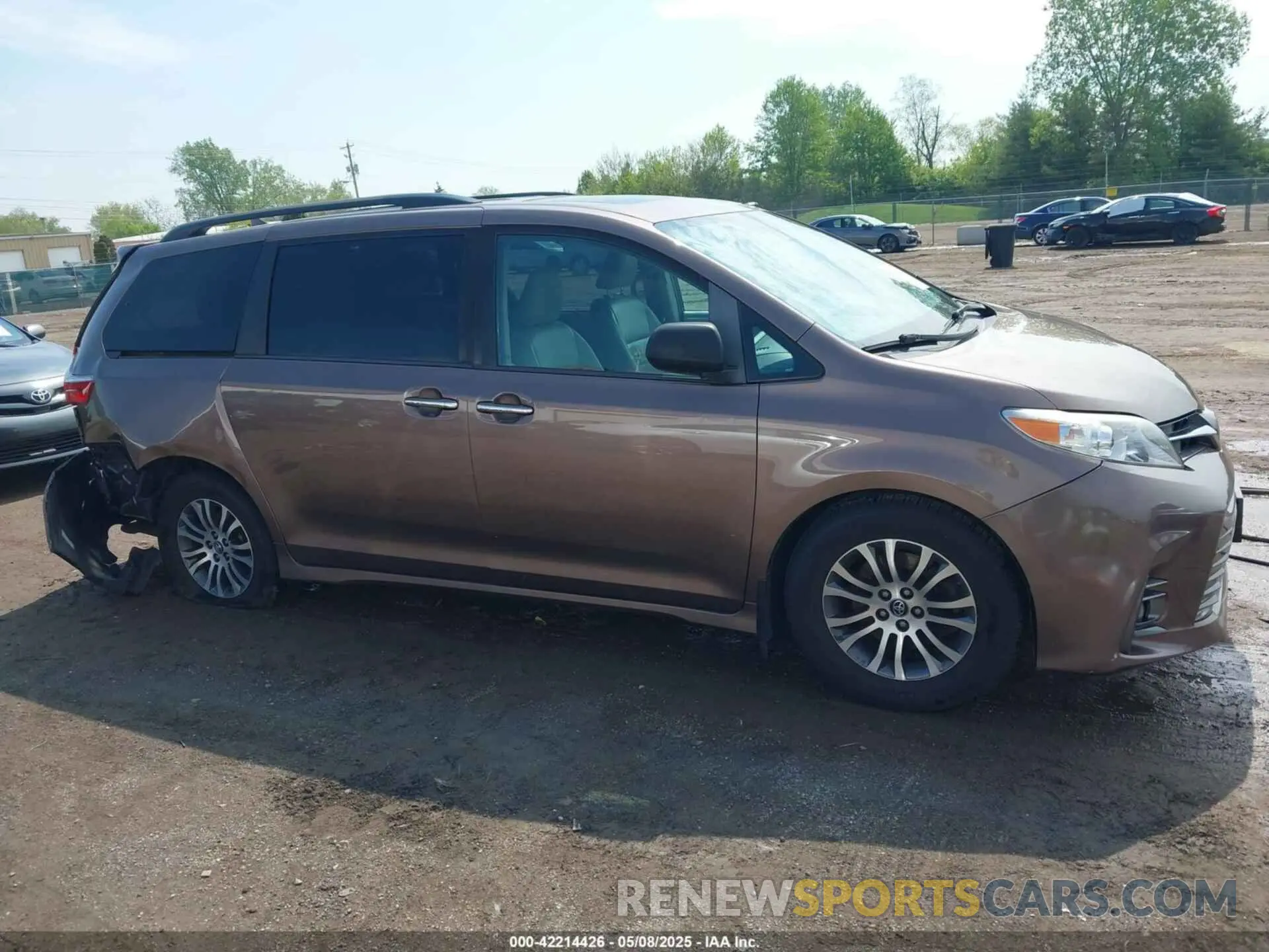 13 Photograph of a damaged car 5TDYZ3DC7KS980857 TOYOTA SIENNA 2019